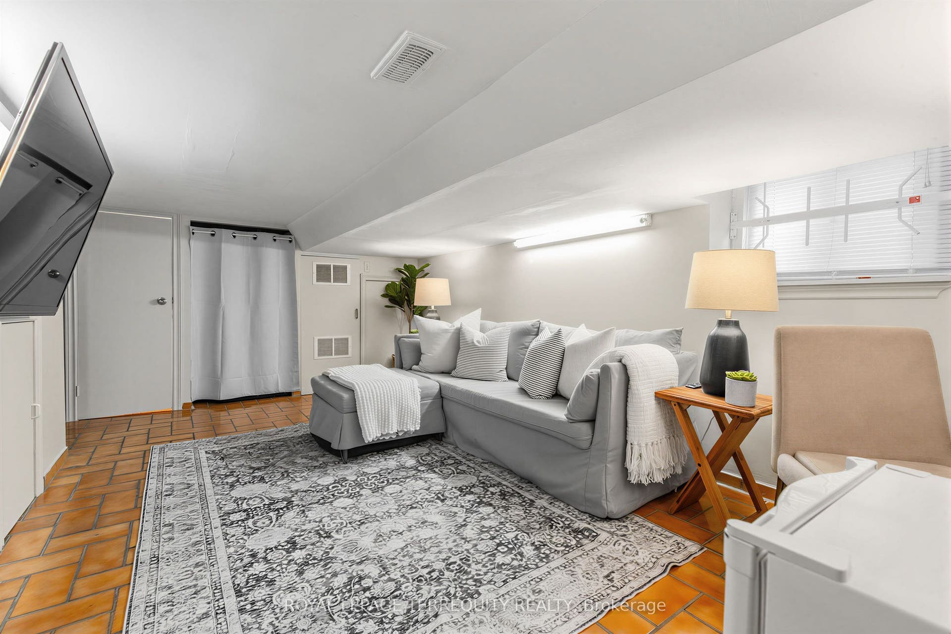 211 Blackthorn Avenue, Toronto W, Toronto ON M6N 3H7