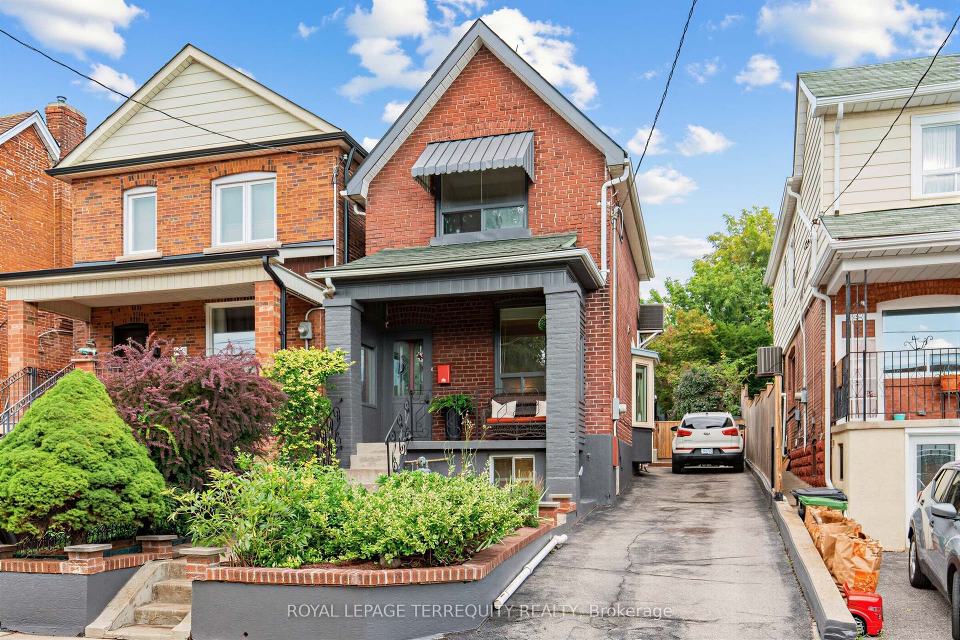 211 Blackthorn Avenue, Toronto W, Toronto ON M6N 3H7