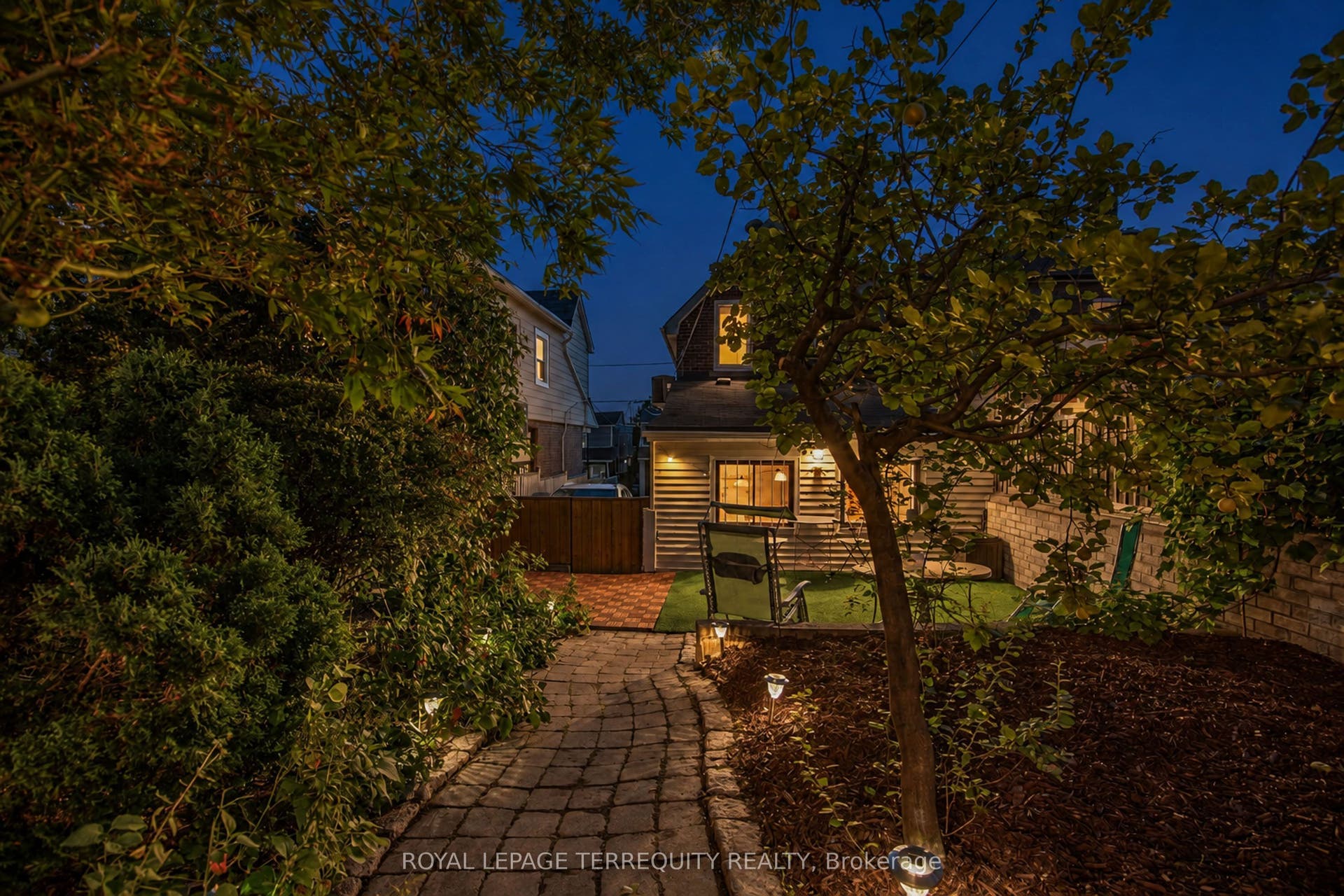 211 Blackthorn Avenue, Toronto W, Toronto ON M6N 3H7