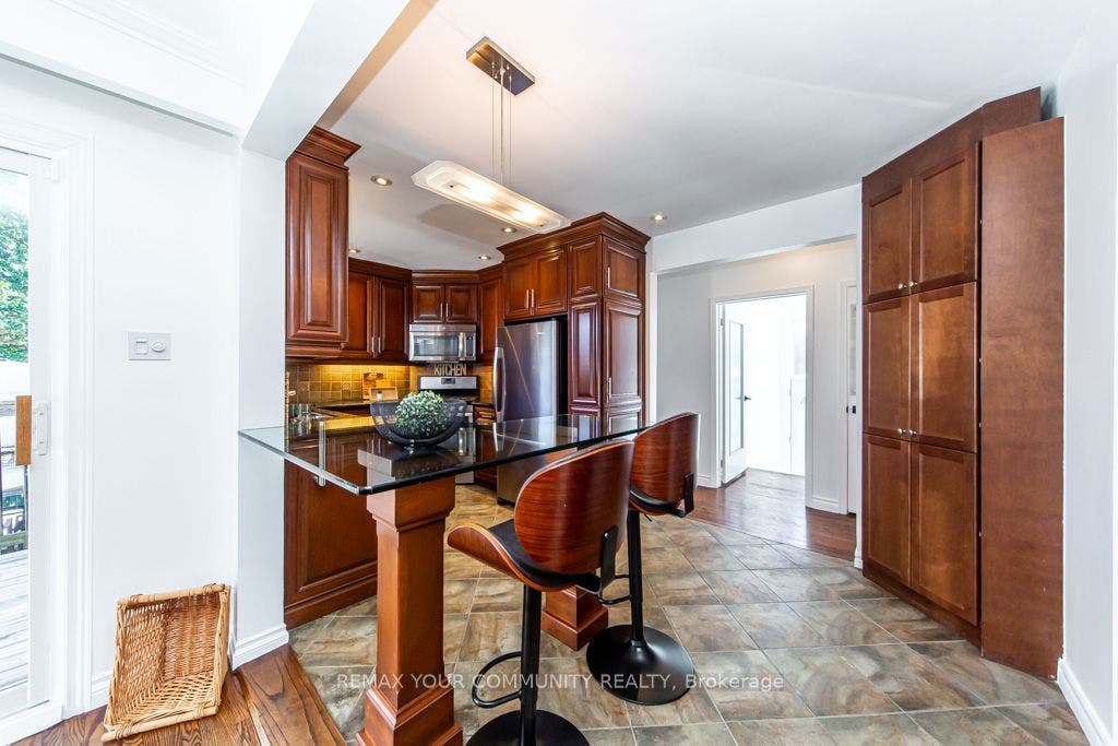 KITCHEN - CHIC GLASS BREAKFAST BAR