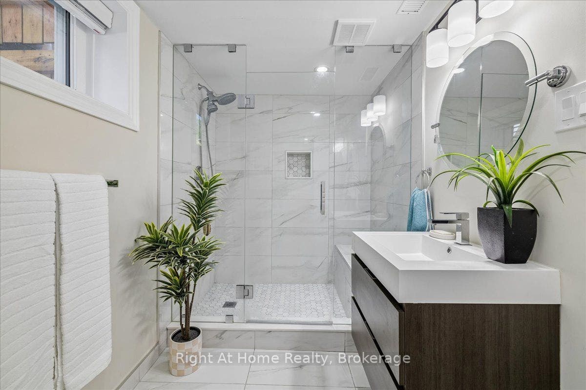 275 Kent Crescent, Burlington, Halton ON L7L 4T2