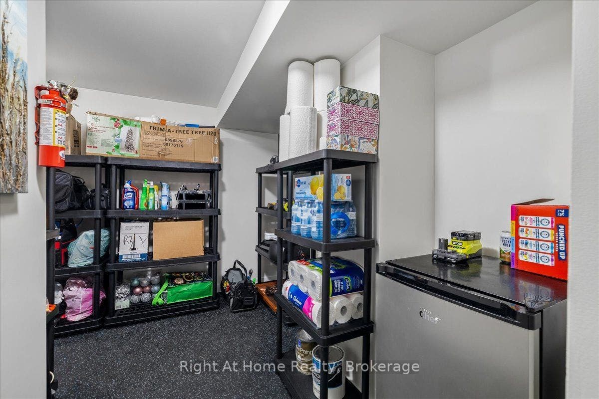 275 Kent Crescent, Burlington, Halton ON L7L 4T2