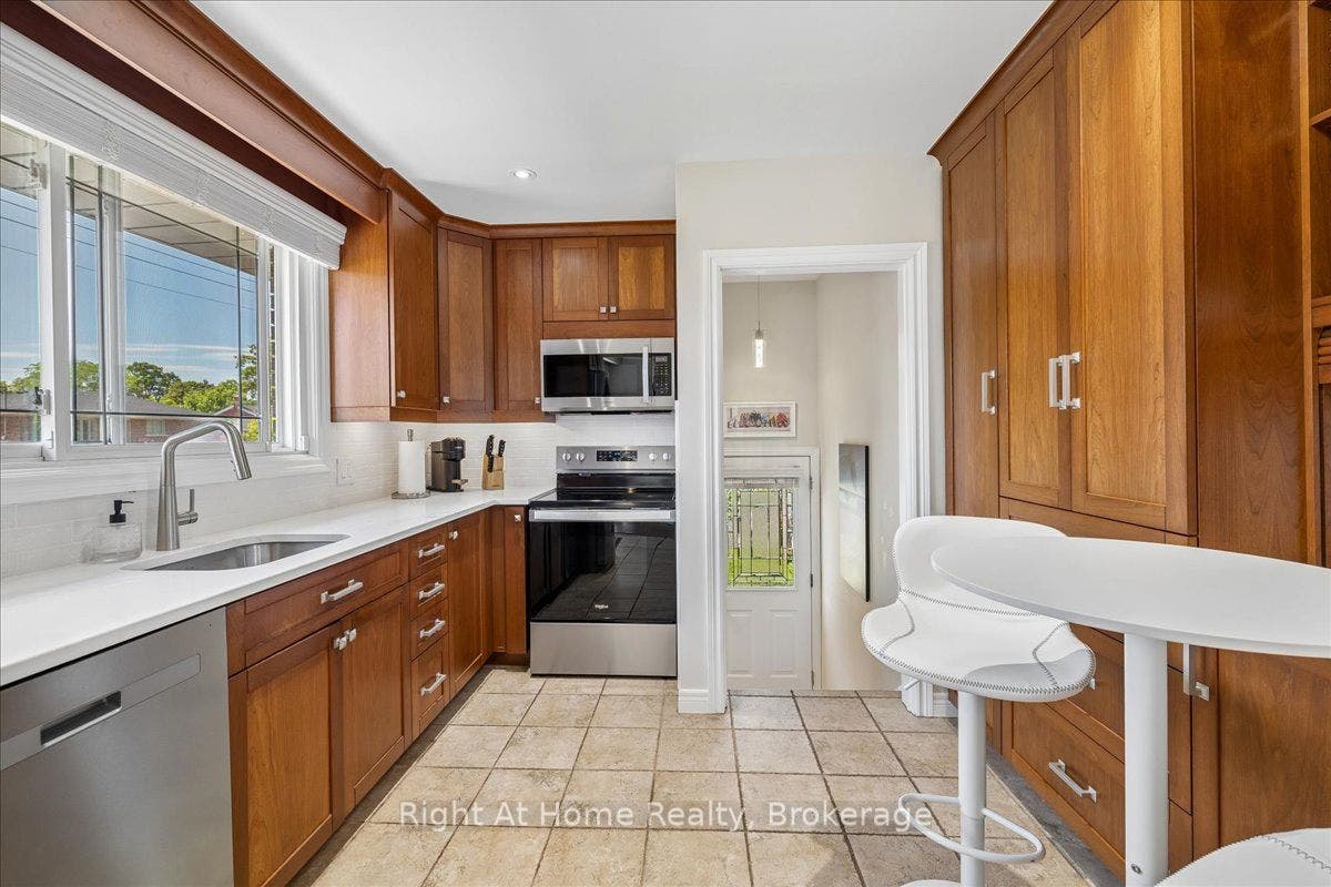 275 Kent Crescent, Burlington, Halton ON L7L 4T2