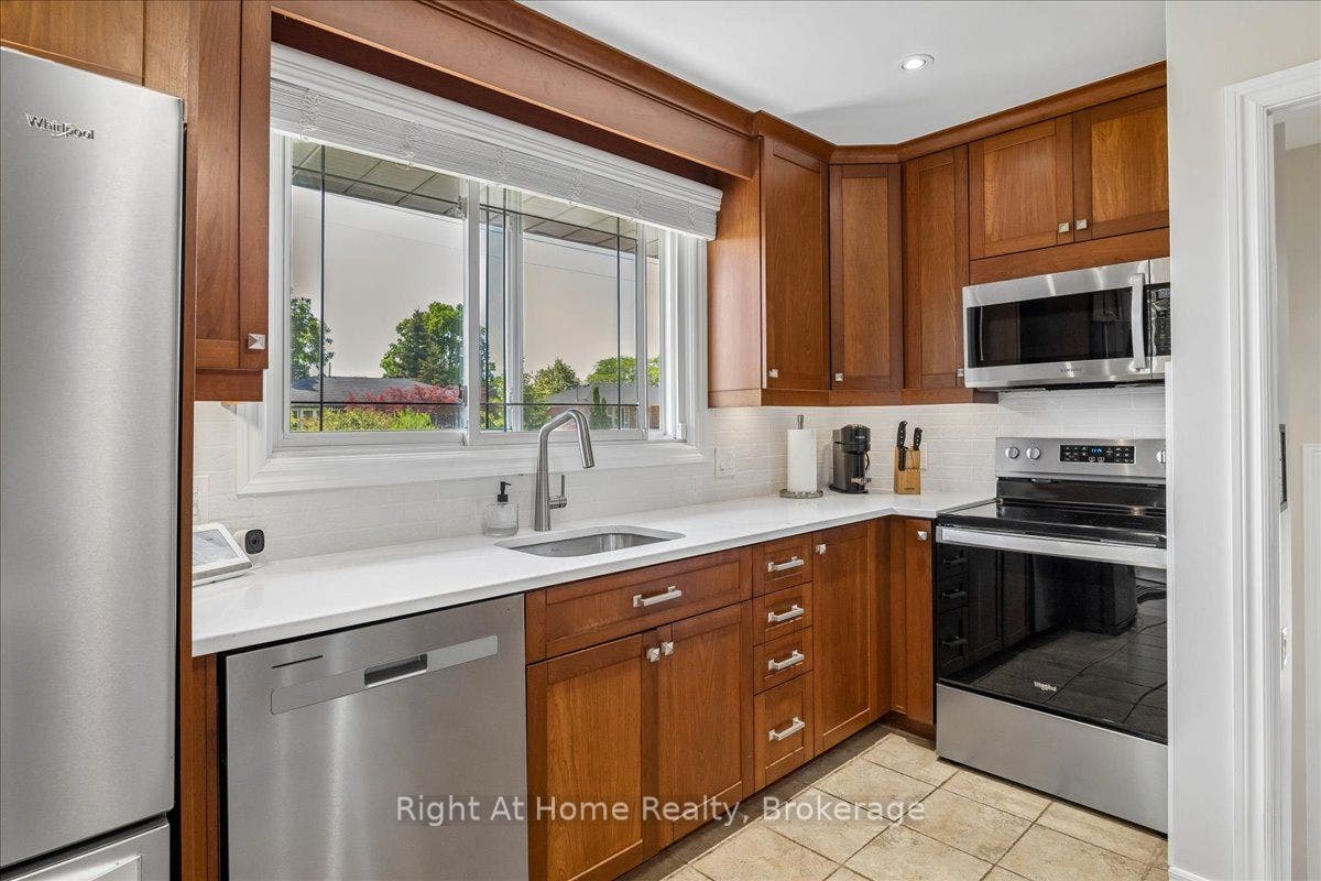 275 Kent Crescent, Burlington, Halton ON L7L 4T2