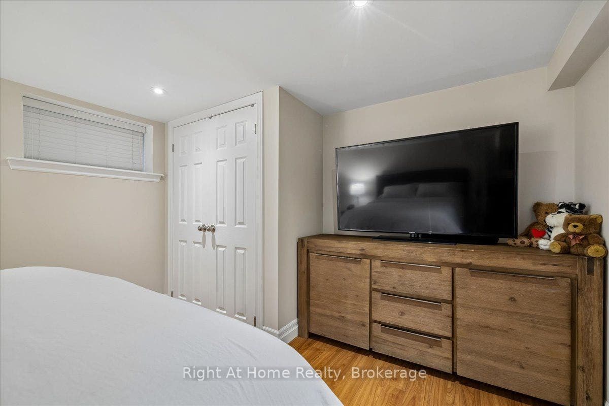 275 Kent Crescent, Burlington, Halton ON L7L 4T2