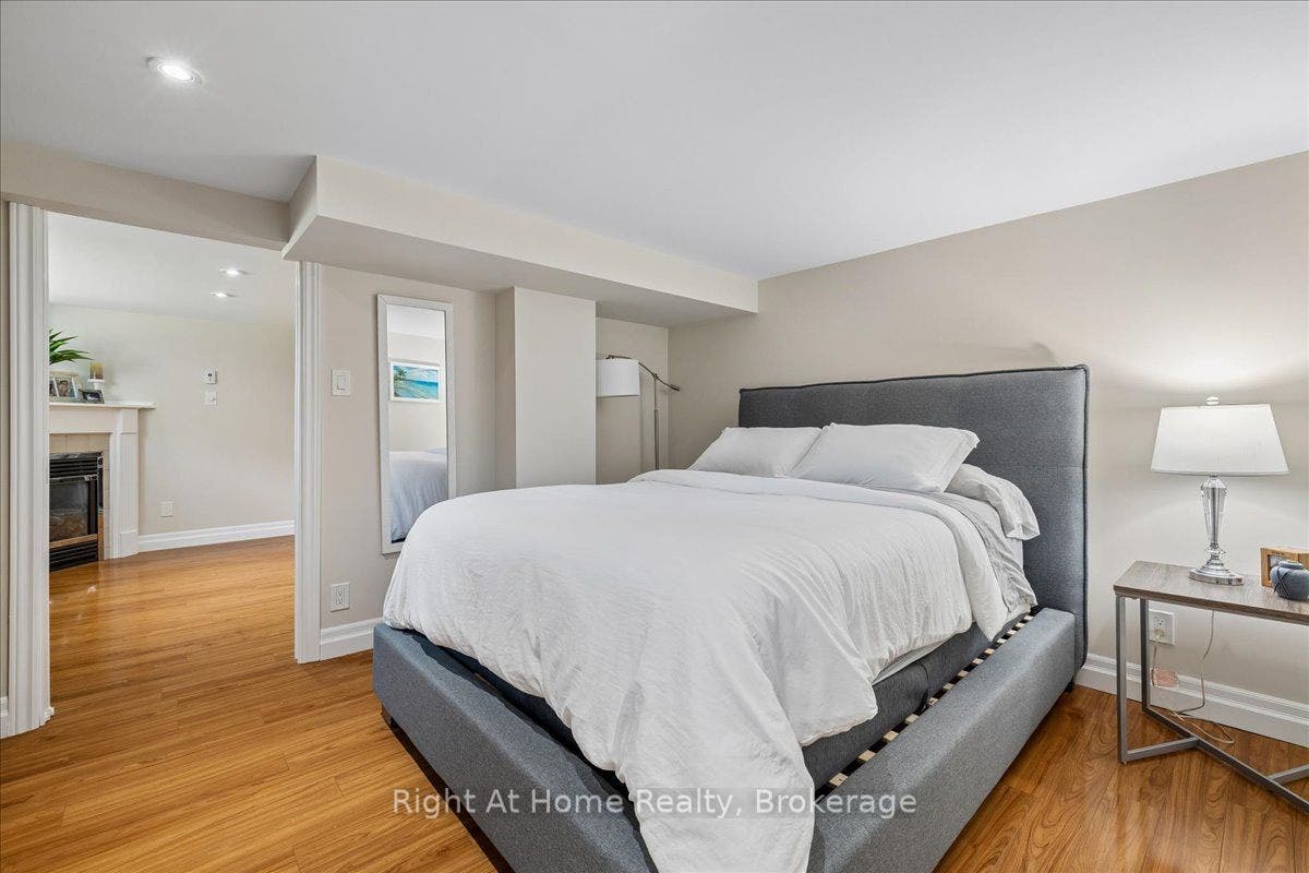 275 Kent Crescent, Burlington, Halton ON L7L 4T2