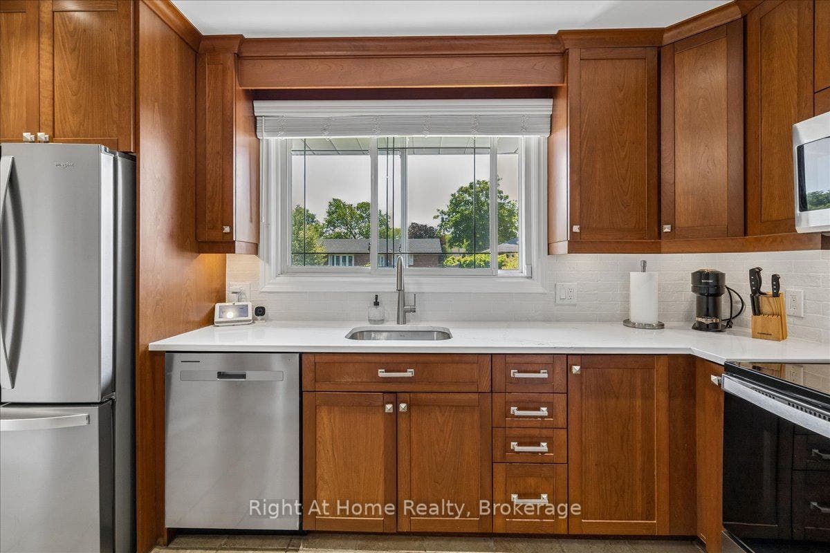 275 Kent Crescent, Burlington, Halton ON L7L 4T2