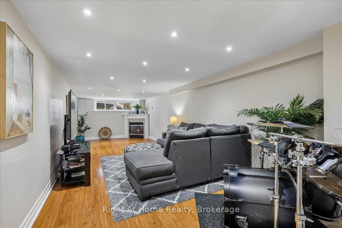 275 Kent Crescent, Burlington, Halton ON L7L 4T2