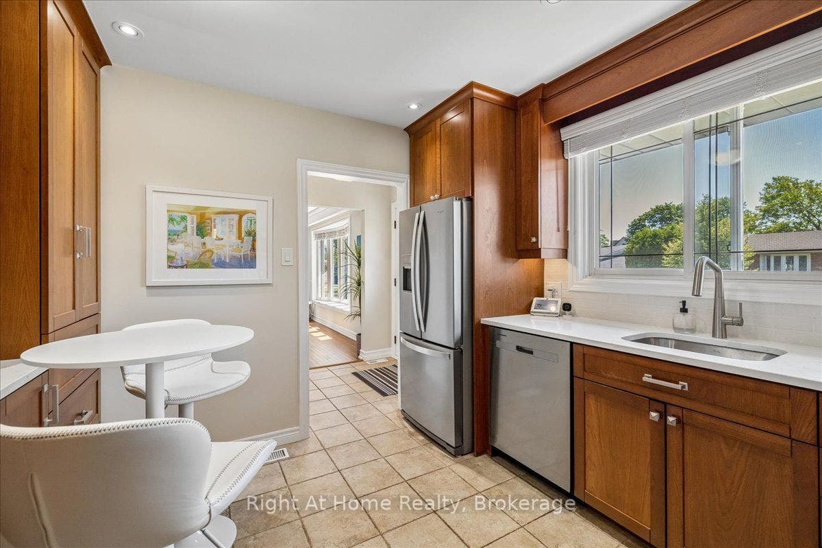 275 Kent Crescent, Burlington, Halton ON L7L 4T2