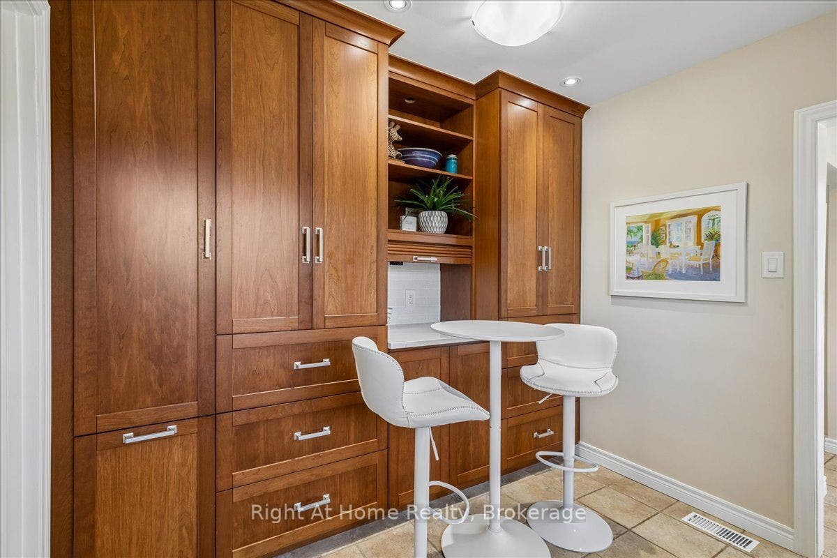 275 Kent Crescent, Burlington, Halton ON L7L 4T2