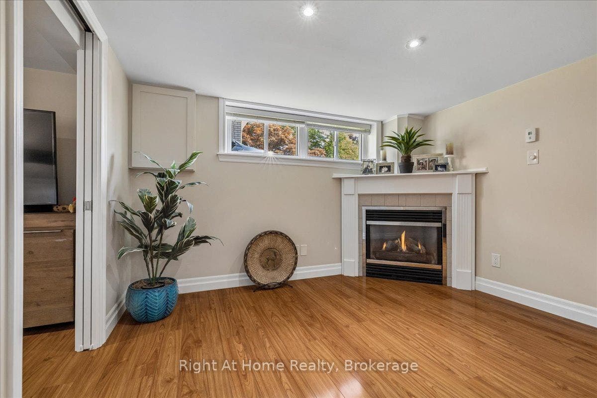 275 Kent Crescent, Burlington, Halton ON L7L 4T2