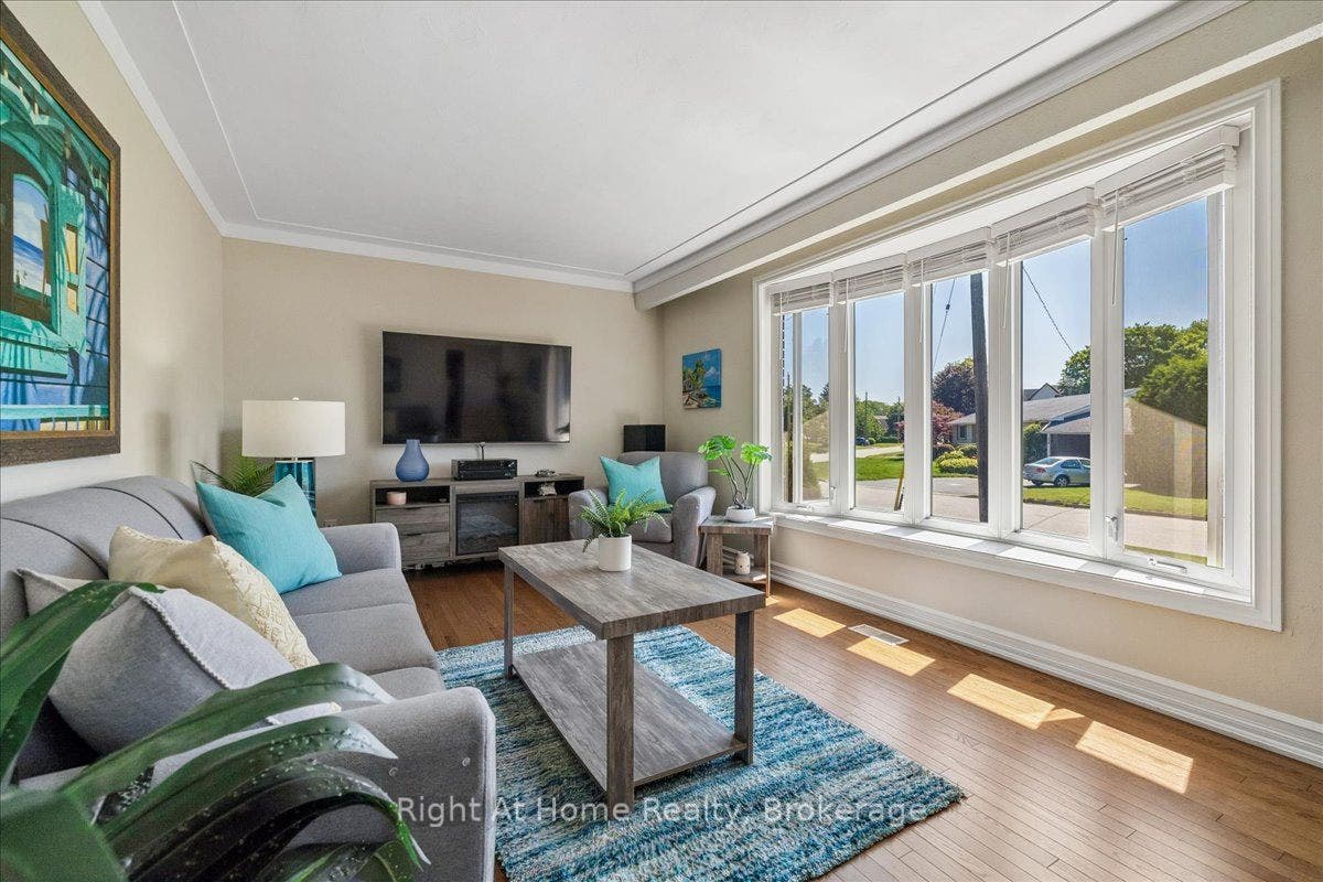 275 Kent Crescent, Burlington, Halton ON L7L 4T2