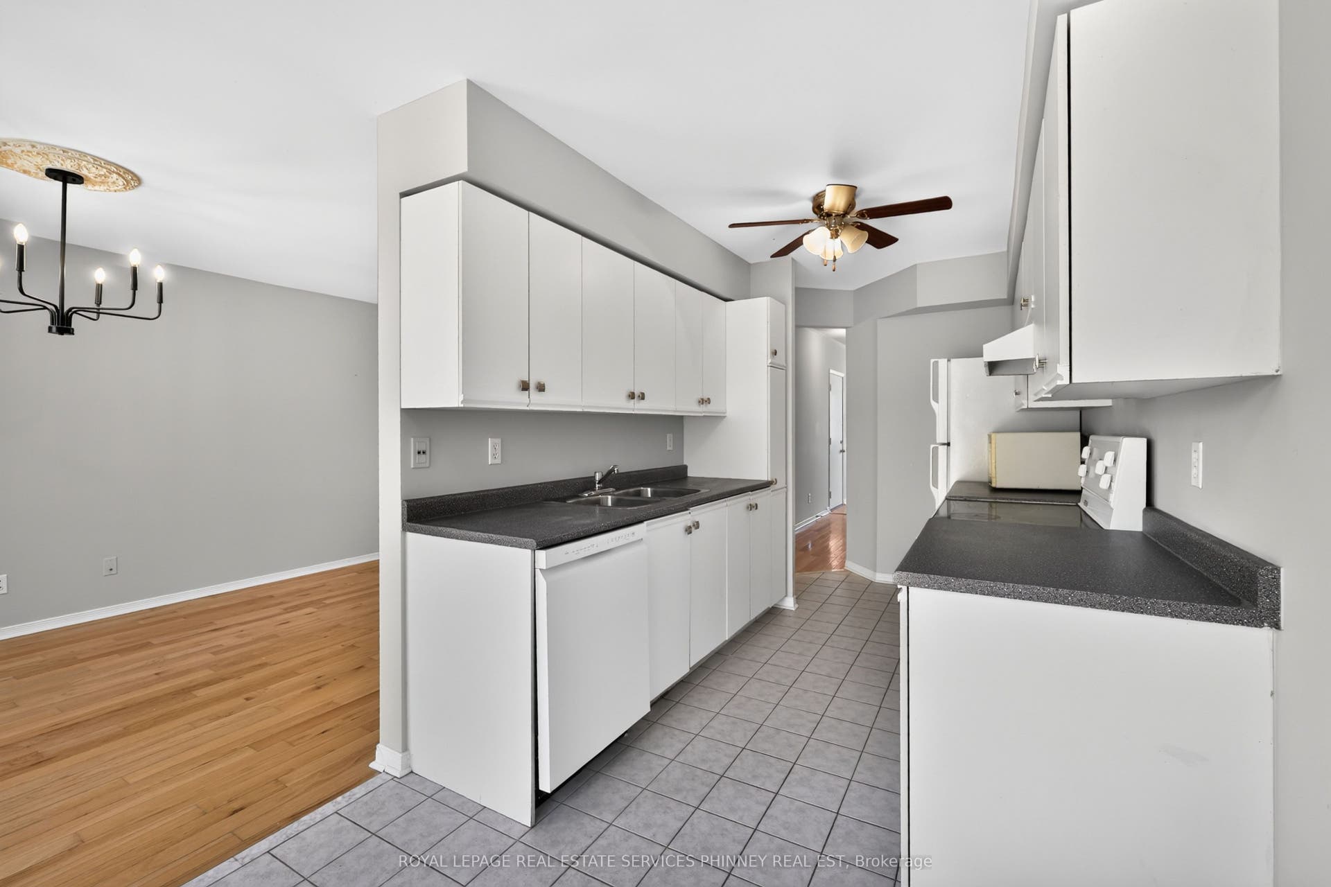 819 Village Green Boulevard, #27, Mississauga, Peel ON L5E 3H7