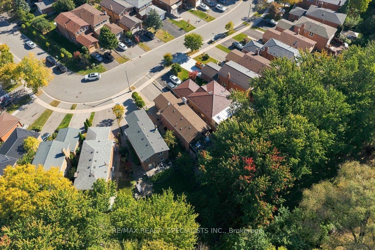 1131 Highgate Place, Mississauga, Peel ON L4W 3H3