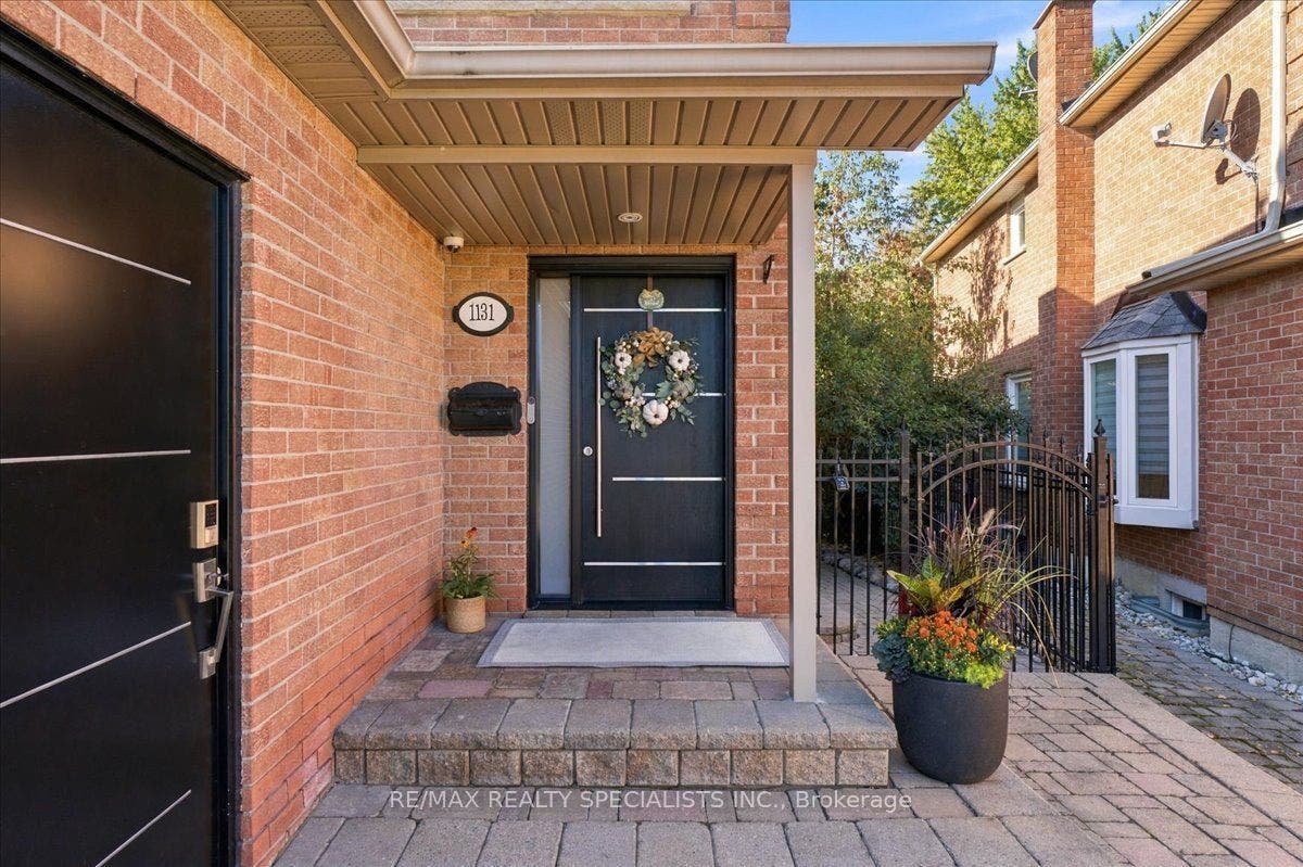 1131 Highgate Place, Mississauga, Peel ON L4W 3H3