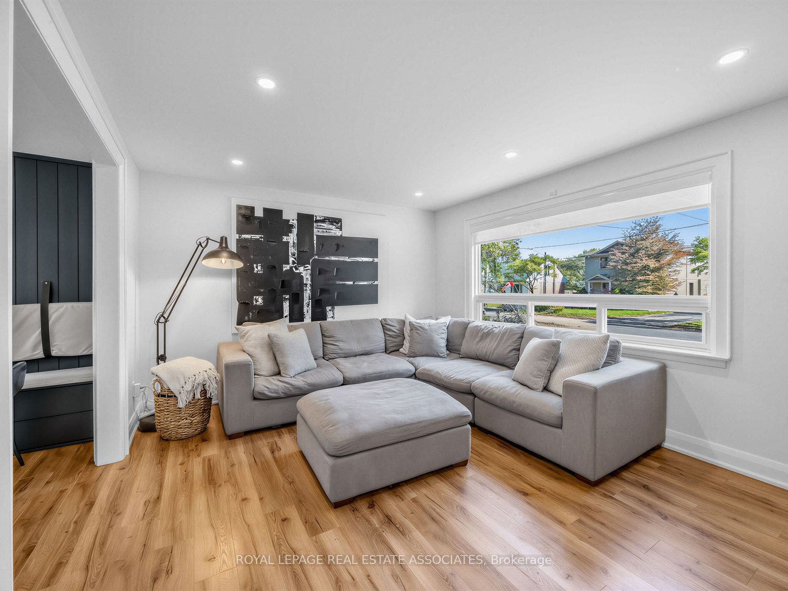 36 Jodphur Avenue, Toronto W, Toronto ON M9M 2J4 36 Jodphur Avenue, Toronto W, Toronto ON M9M 2J4