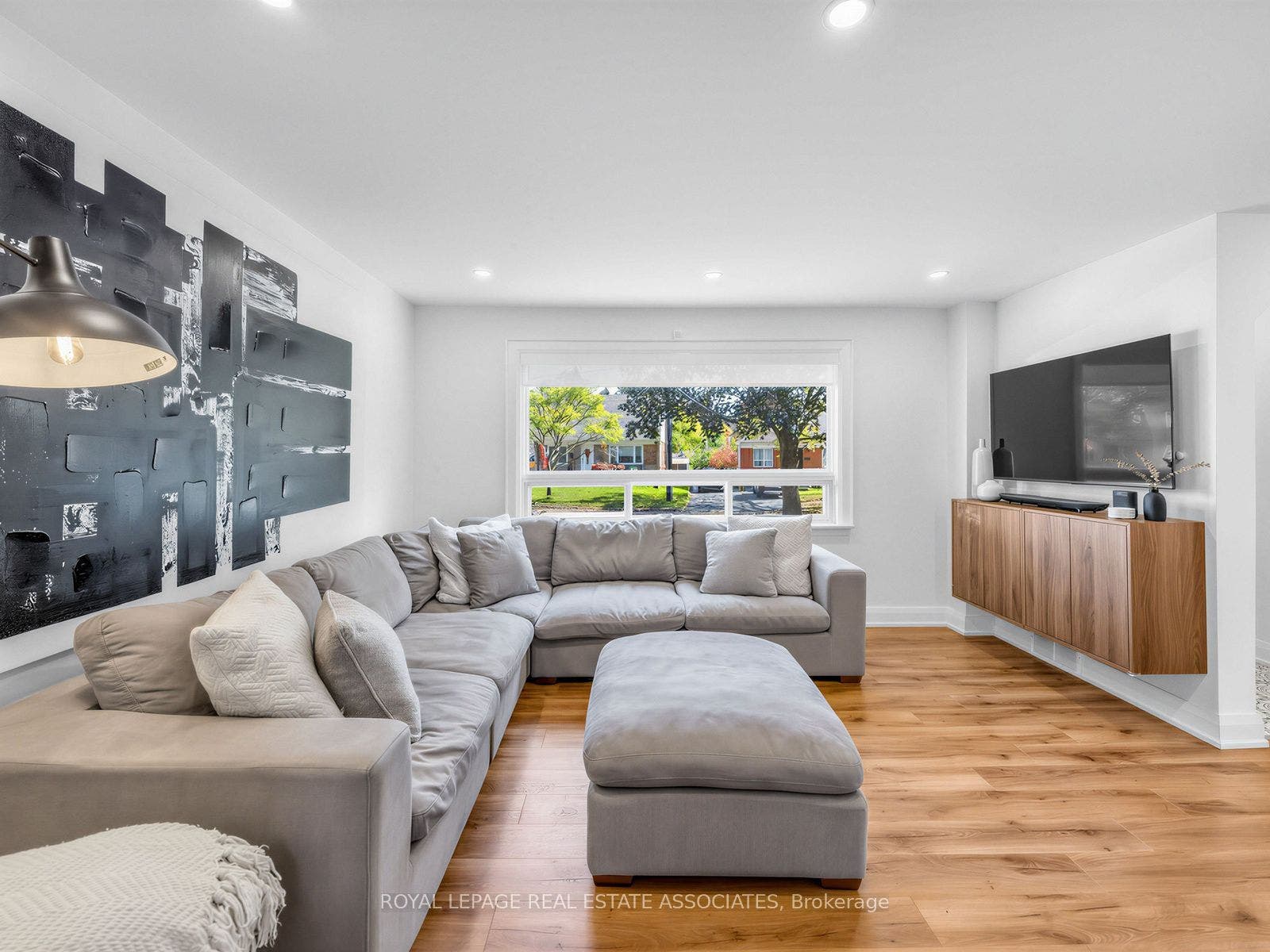 36 Jodphur Avenue, Toronto W, Toronto ON M9M 2J4 36 Jodphur Avenue, Toronto W, Toronto ON M9M 2J4