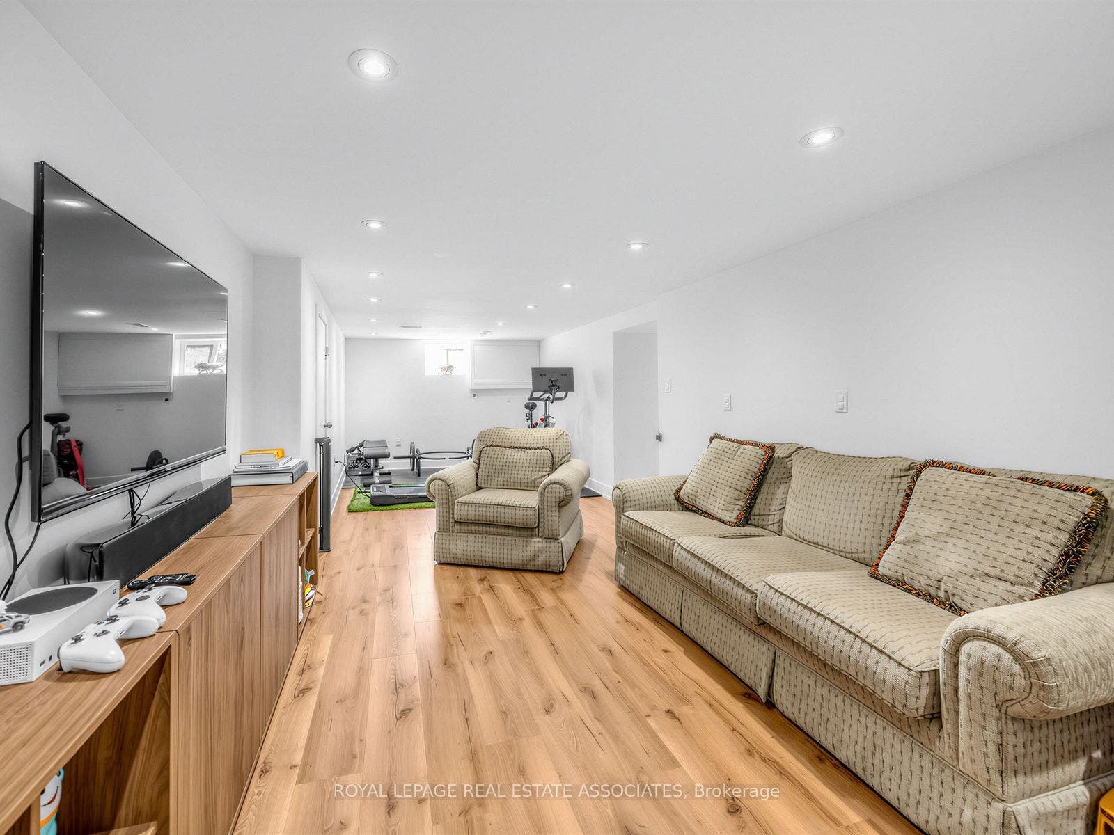 36 Jodphur Avenue, Toronto W, Toronto ON M9M 2J4 36 Jodphur Avenue, Toronto W, Toronto ON M9M 2J4