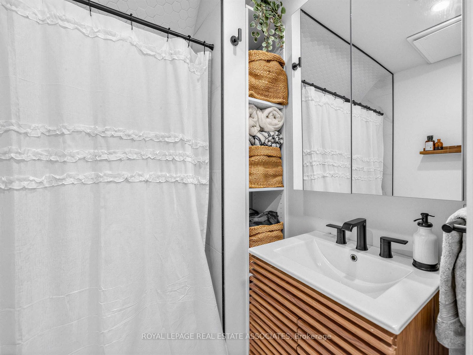 36 Jodphur Avenue, Toronto W, Toronto ON M9M 2J4 36 Jodphur Avenue, Toronto W, Toronto ON M9M 2J4