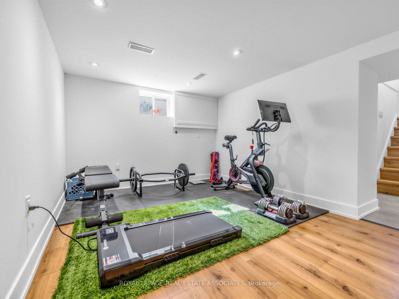 36 Jodphur Avenue, Toronto W, Toronto ON M9M 2J4 36 Jodphur Avenue, Toronto W, Toronto ON M9M 2J4