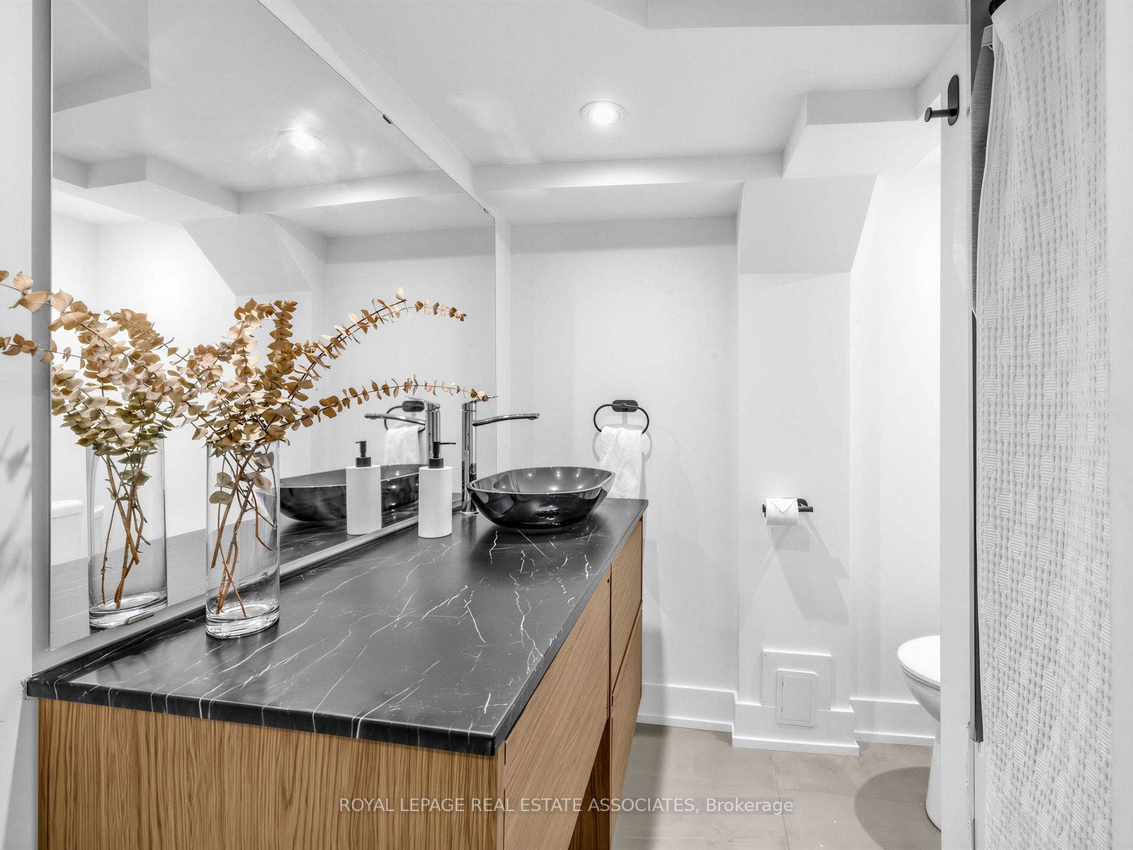36 Jodphur Avenue, Toronto W, Toronto ON M9M 2J4 36 Jodphur Avenue, Toronto W, Toronto ON M9M 2J4