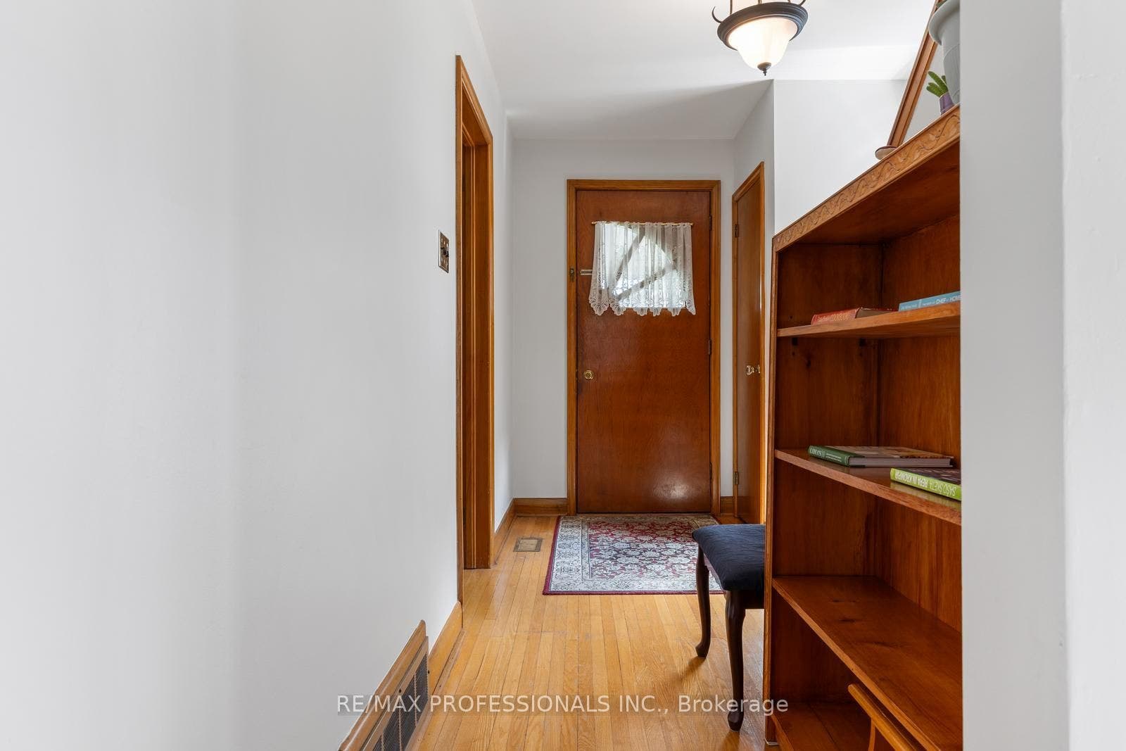 122 Treeview Drive, Toronto W, Toronto ON M8W 4C3