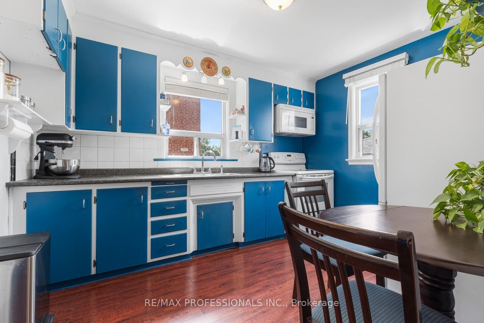 122 Treeview Drive, Toronto W, Toronto ON M8W 4C3