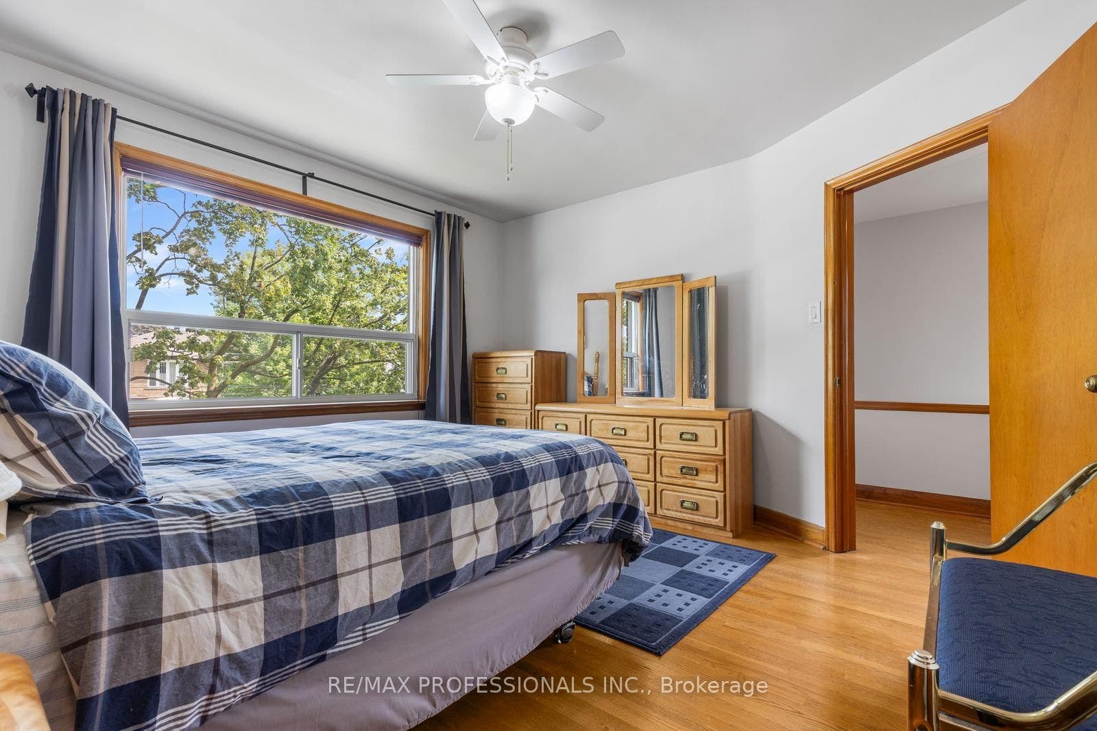 122 Treeview Drive, Toronto W, Toronto ON M8W 4C3