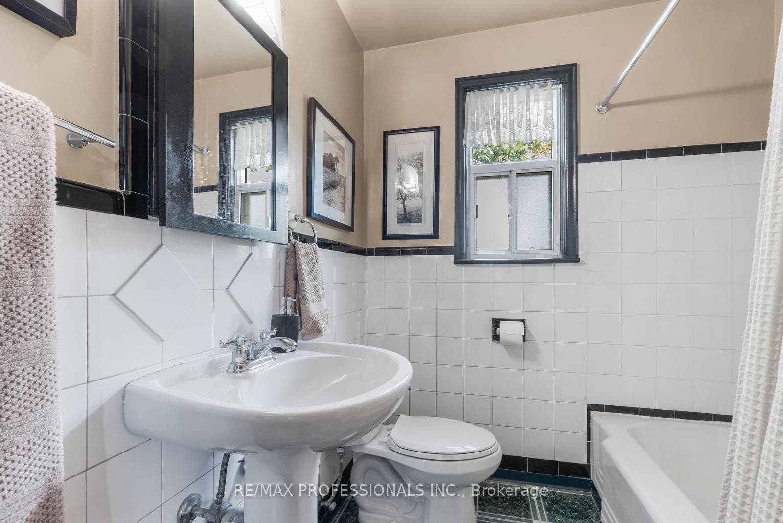 122 Treeview Drive, Toronto W, Toronto ON M8W 4C3