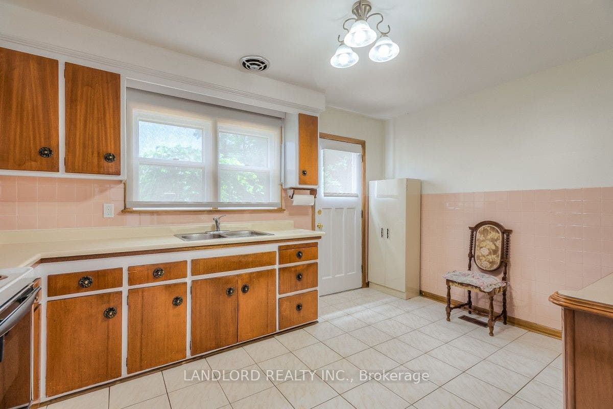 85 Greenlaw Avenue, Toronto W, Toronto ON M6H 3V8