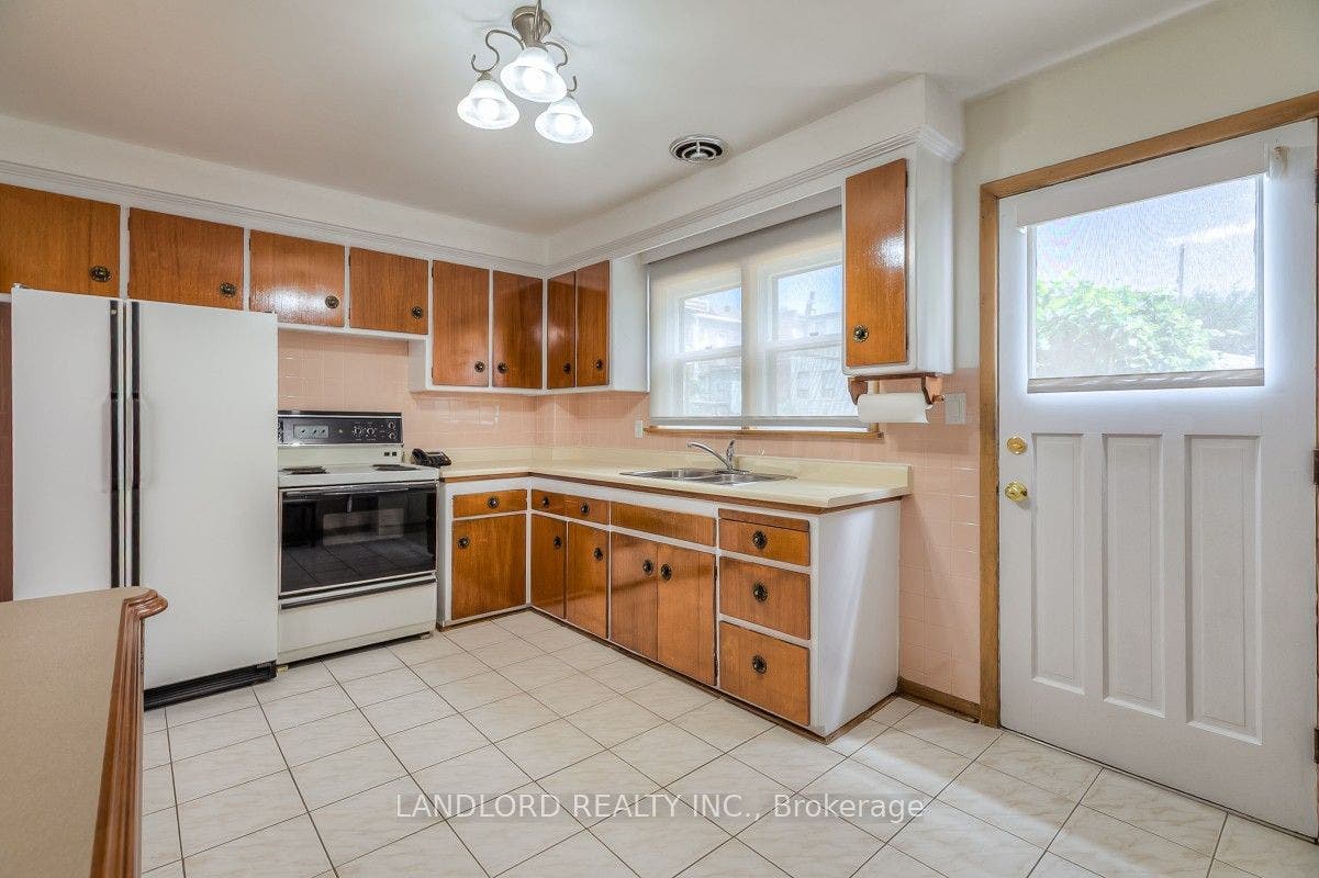 85 Greenlaw Avenue, Toronto W, Toronto ON M6H 3V8