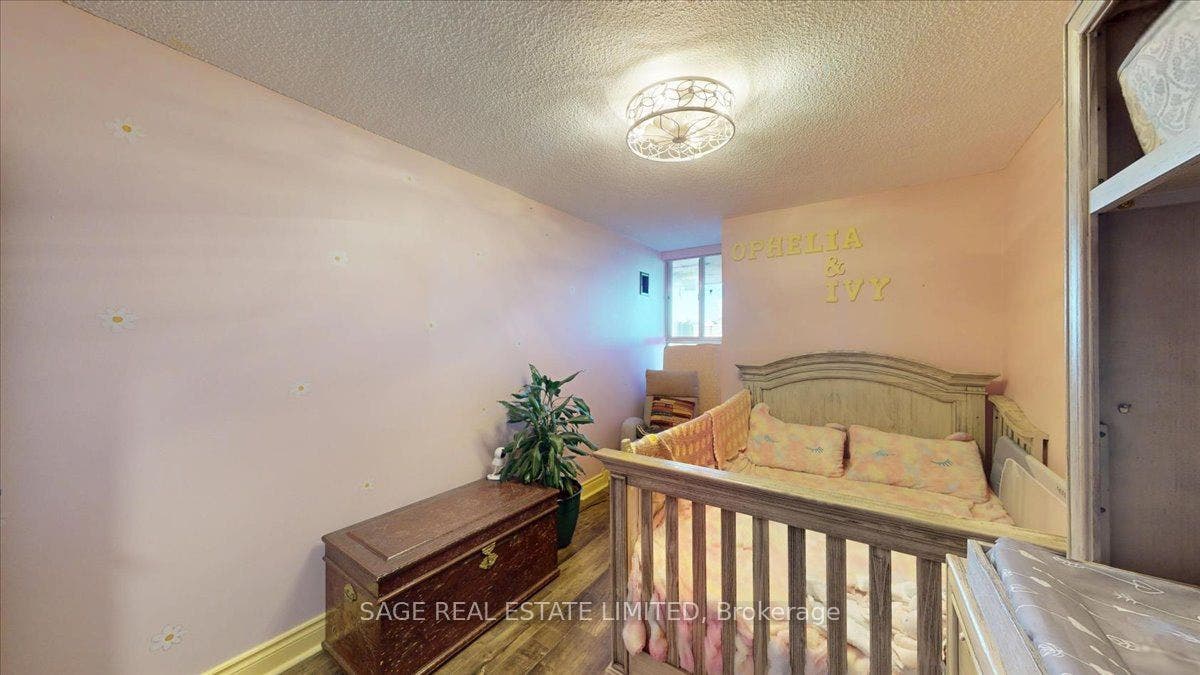 40 Panorama Court, Toronto W, Toronto ON M9V 4M1 40 Panorama Court, Toronto W, Toronto ON M9V 4M1