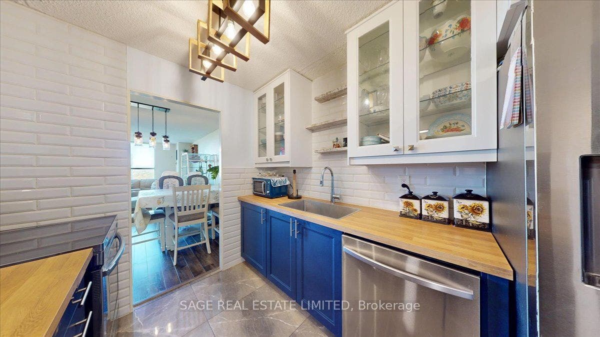 40 Panorama Court, Toronto W, Toronto ON M9V 4M1 40 Panorama Court, Toronto W, Toronto ON M9V 4M1