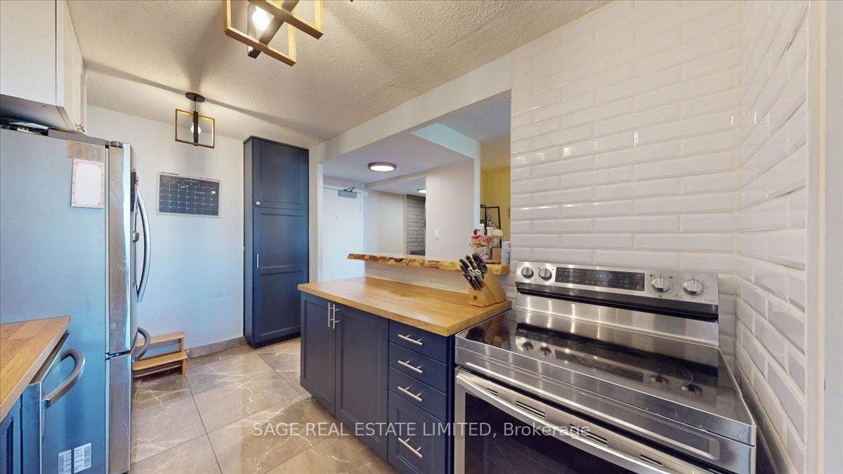 40 Panorama Court, Toronto W, Toronto ON M9V 4M1 40 Panorama Court, Toronto W, Toronto ON M9V 4M1