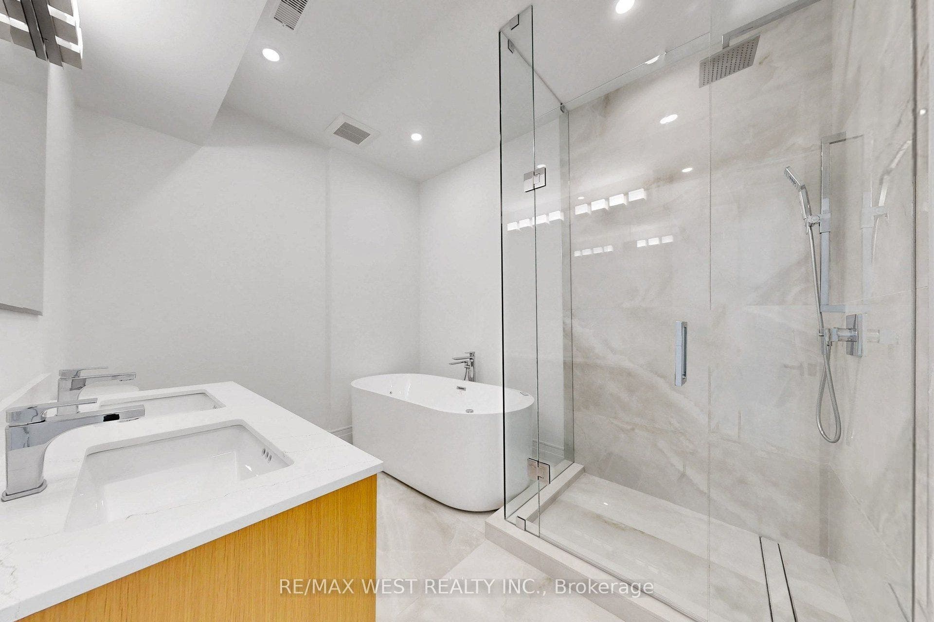2639R Dundas Street W, #3, Toronto W, Toronto ON M6P 1X9 2639R Dundas Street W, #3, Toronto W, Toronto ON M6P 1X9
