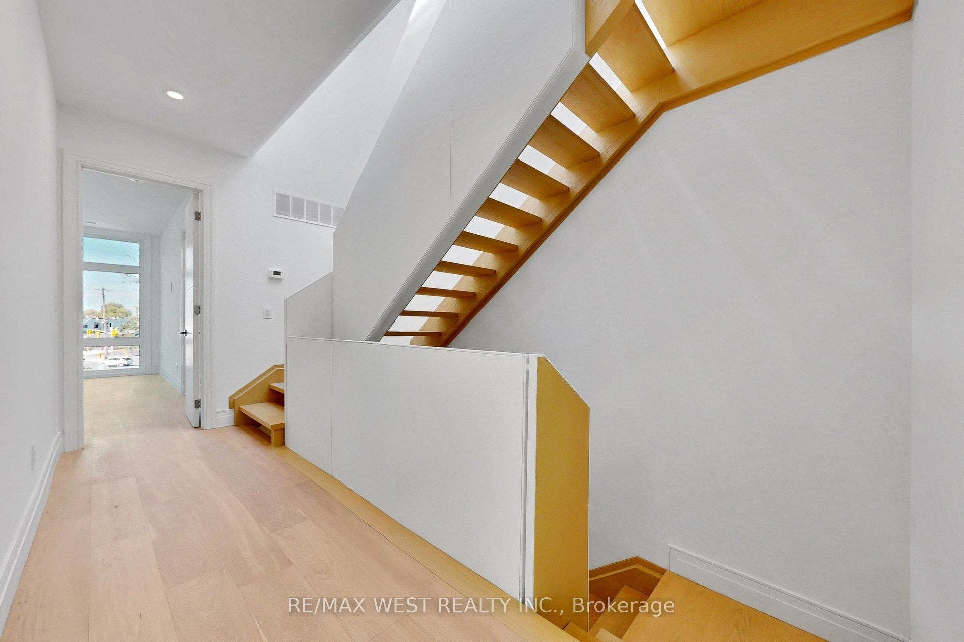 2639R Dundas Street W, #3, Toronto W, Toronto ON M6P 1X9 2639R Dundas Street W, #3, Toronto W, Toronto ON M6P 1X9