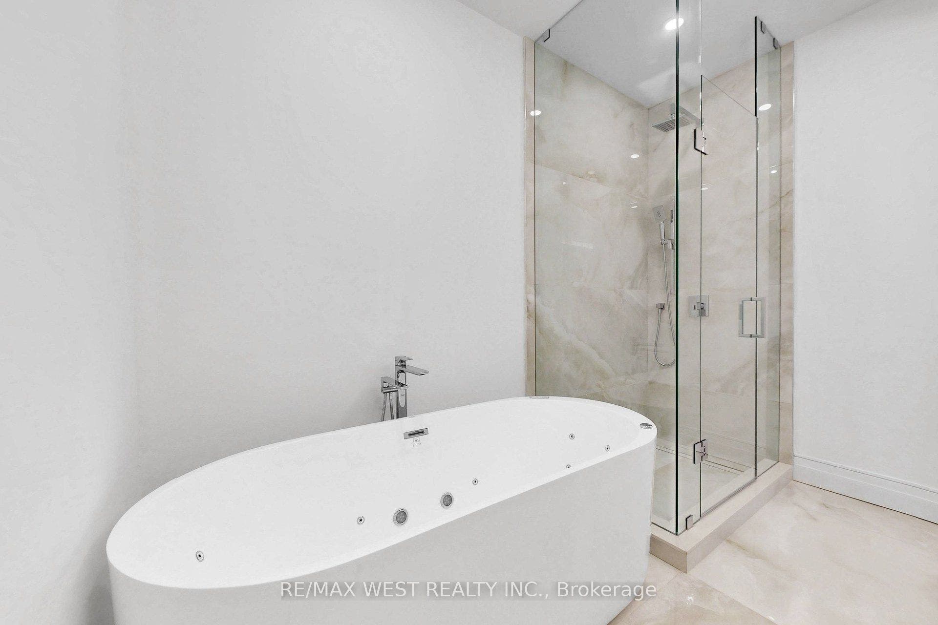 2639R Dundas Street W, #3, Toronto W, Toronto ON M6P 1X9 2639R Dundas Street W, #3, Toronto W, Toronto ON M6P 1X9