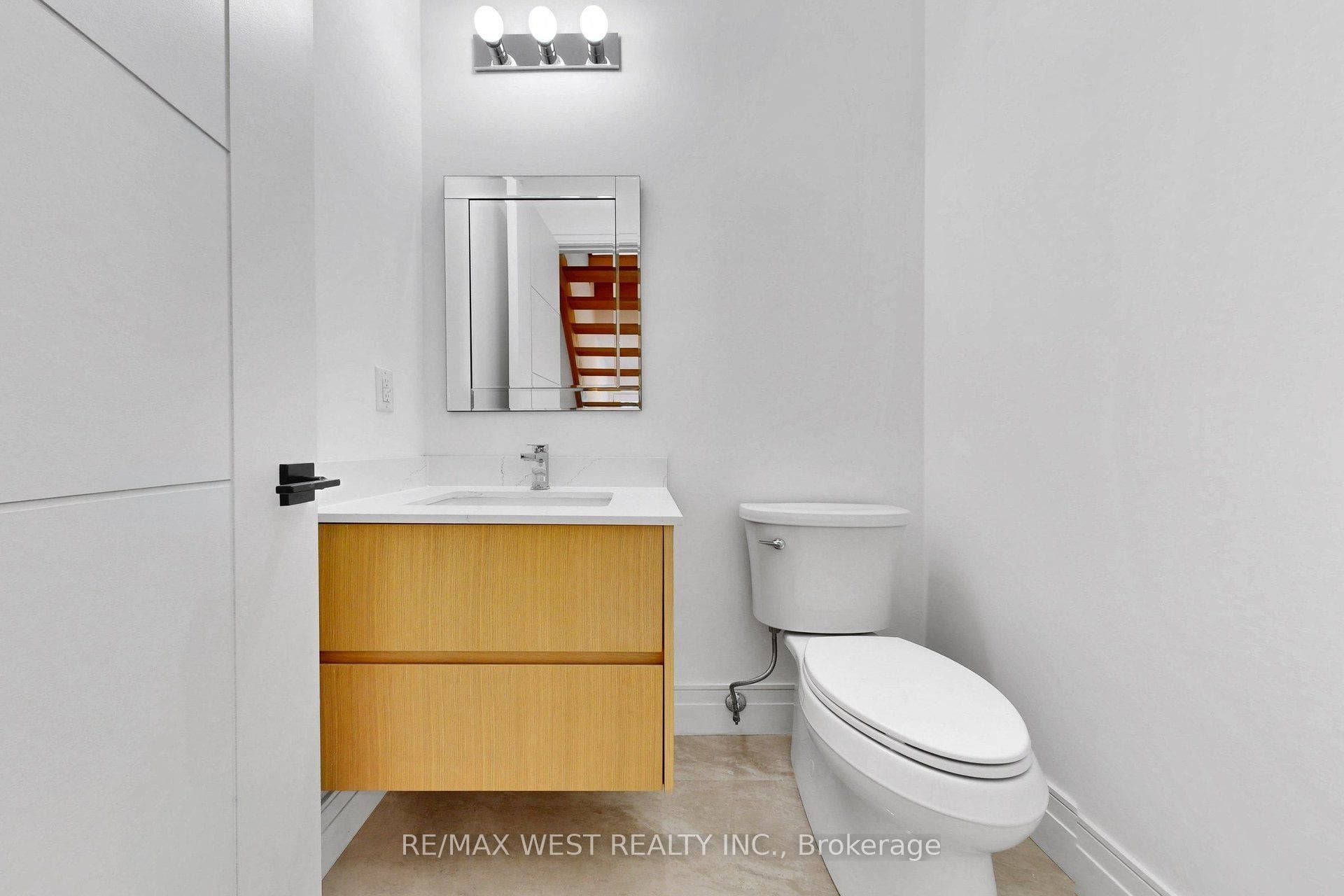 2639R Dundas Street W, #3, Toronto W, Toronto ON M6P 1X9 2639R Dundas Street W, #3, Toronto W, Toronto ON M6P 1X9