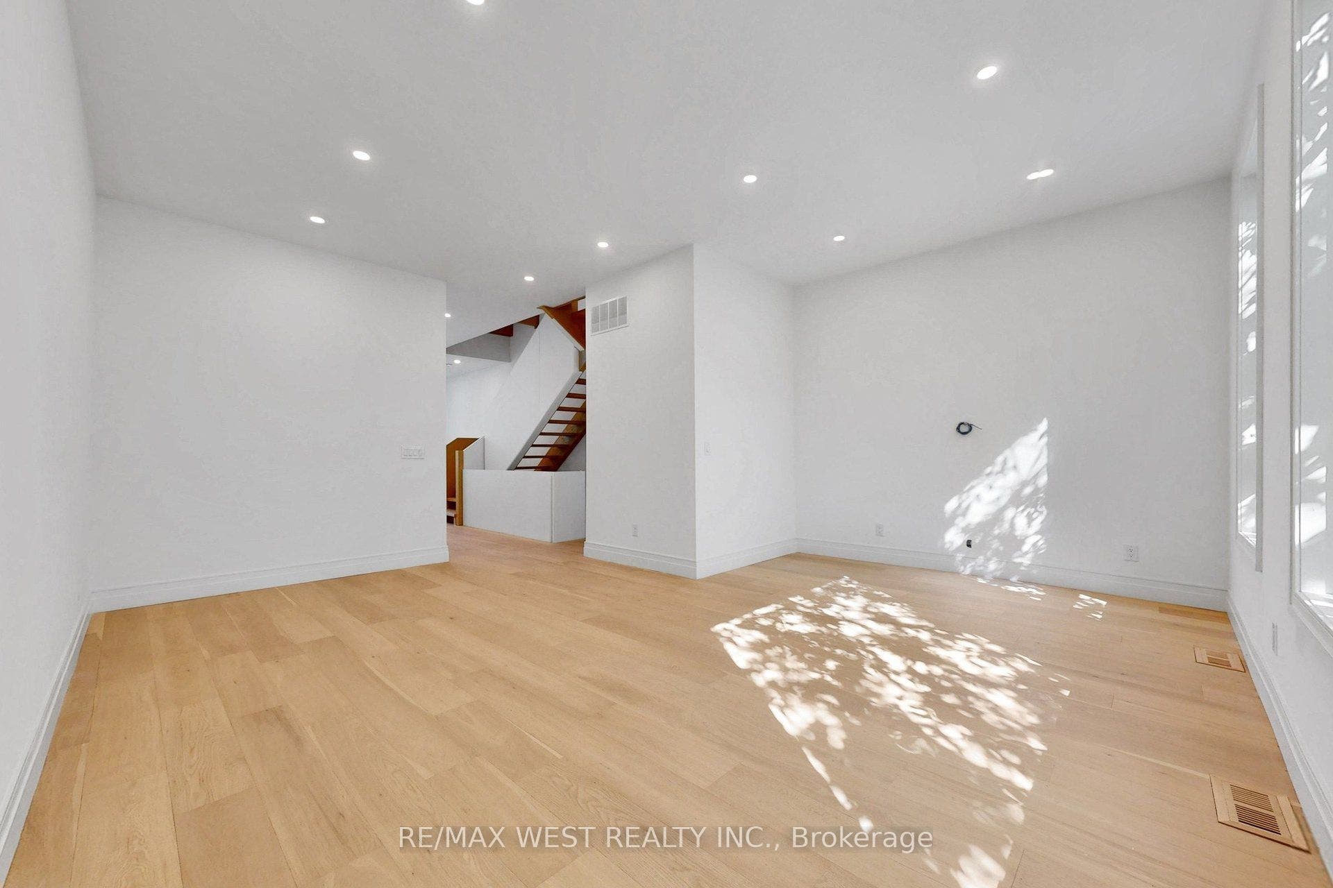 2639R Dundas Street W, #3, Toronto W, Toronto ON M6P 1X9 2639R Dundas Street W, #3, Toronto W, Toronto ON M6P 1X9