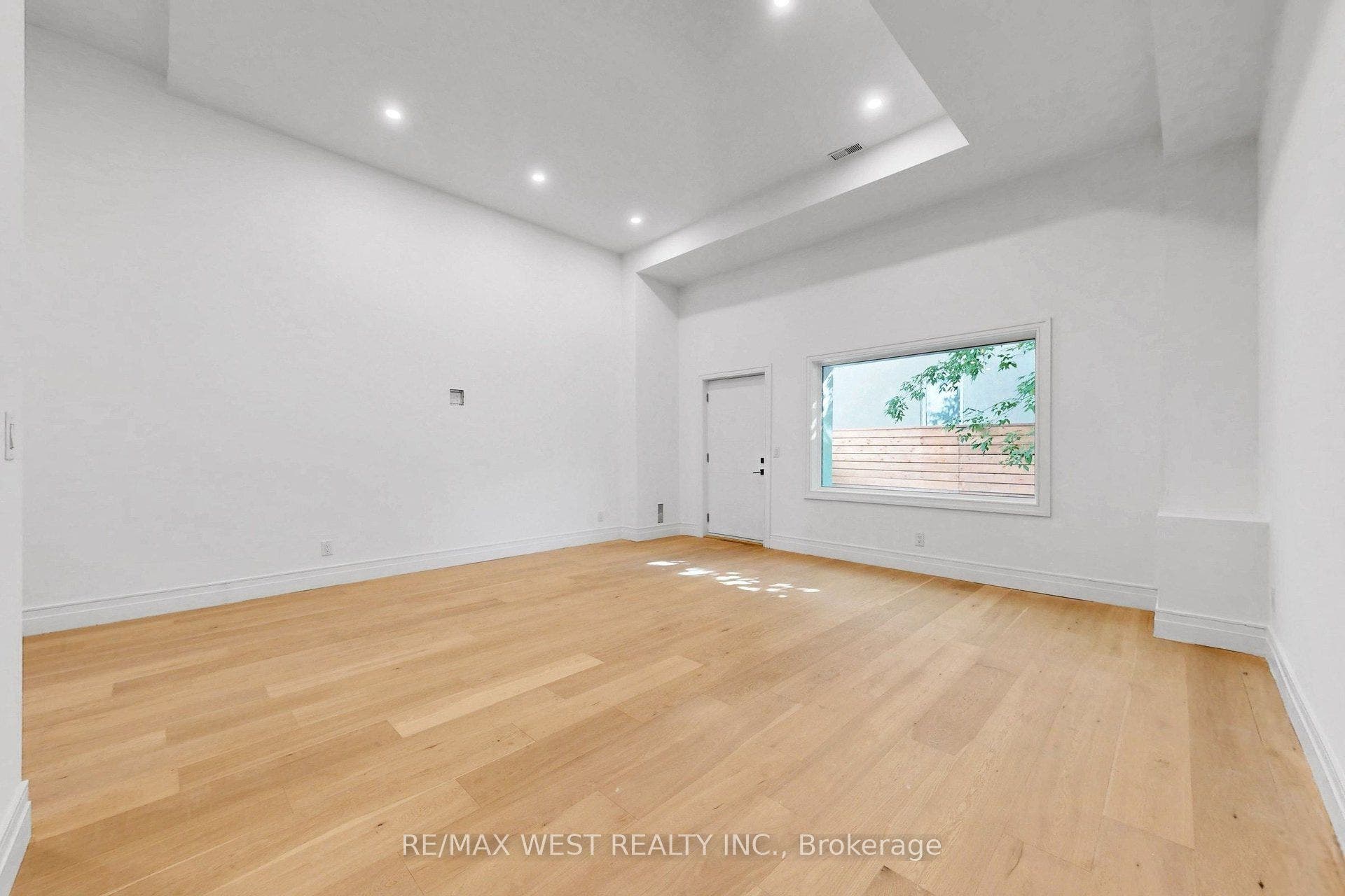 2639R Dundas Street W, #3, Toronto W, Toronto ON M6P 1X9 2639R Dundas Street W, #3, Toronto W, Toronto ON M6P 1X9