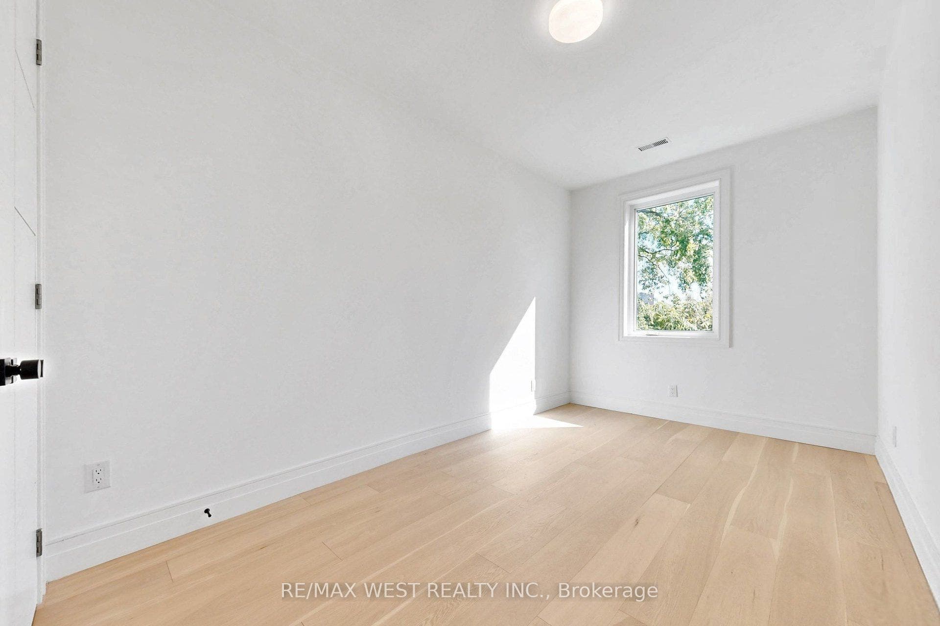 2639R Dundas Street W, #3, Toronto W, Toronto ON M6P 1X9 2639R Dundas Street W, #3, Toronto W, Toronto ON M6P 1X9