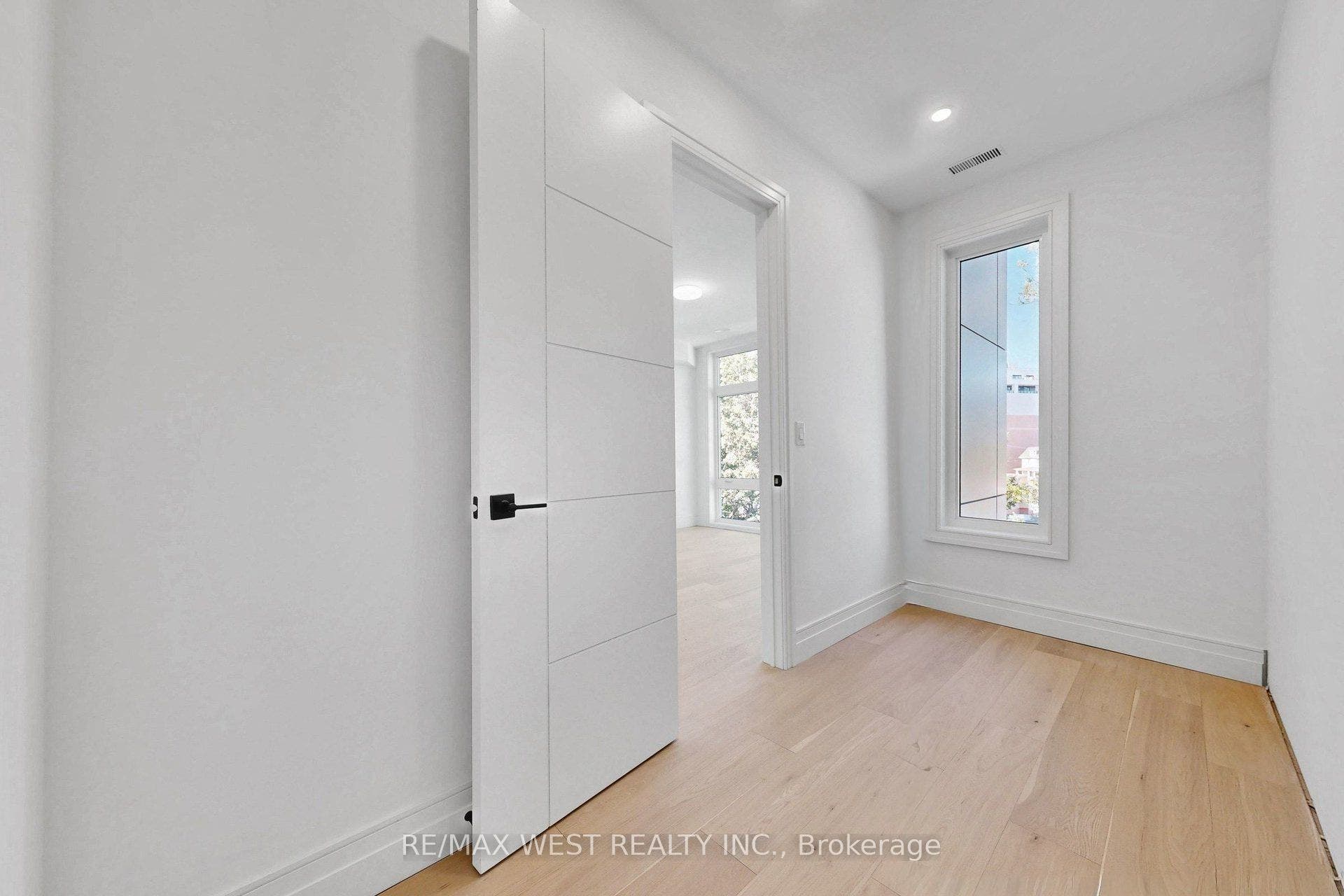2639R Dundas Street W, #3, Toronto W, Toronto ON M6P 1X9 2639R Dundas Street W, #3, Toronto W, Toronto ON M6P 1X9