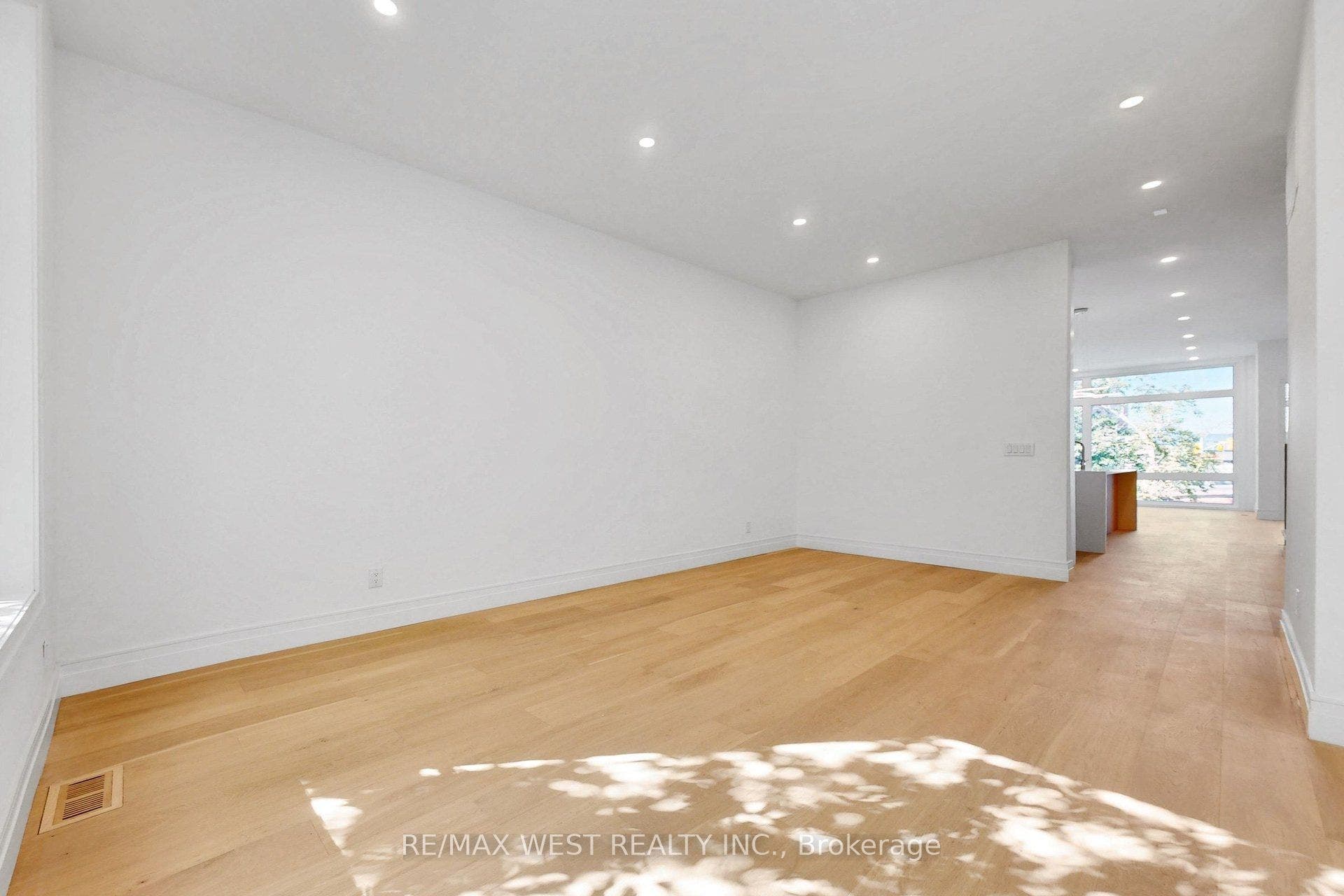 2639R Dundas Street W, #3, Toronto W, Toronto ON M6P 1X9 2639R Dundas Street W, #3, Toronto W, Toronto ON M6P 1X9