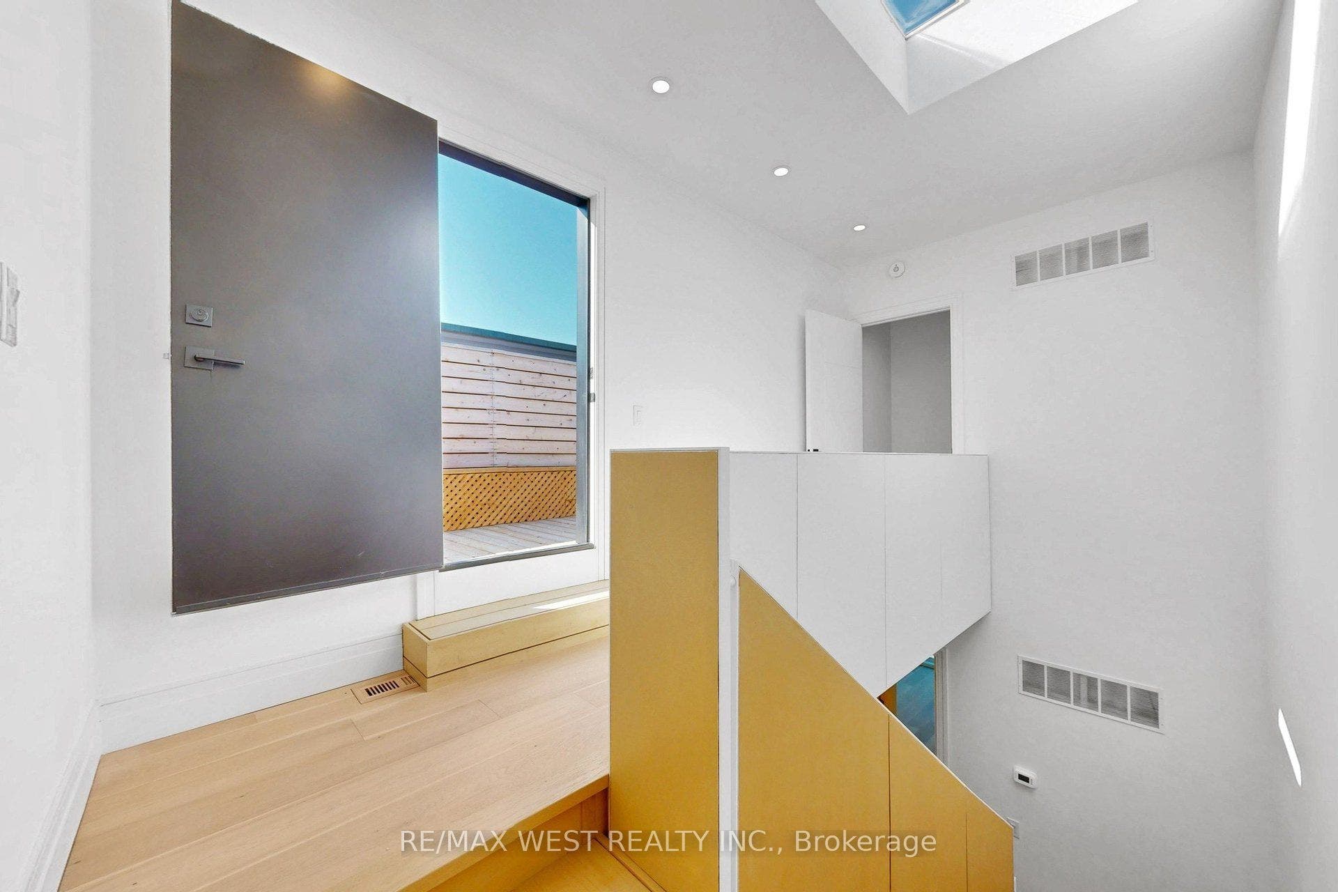 2639R Dundas Street W, #3, Toronto W, Toronto ON M6P 1X9 2639R Dundas Street W, #3, Toronto W, Toronto ON M6P 1X9