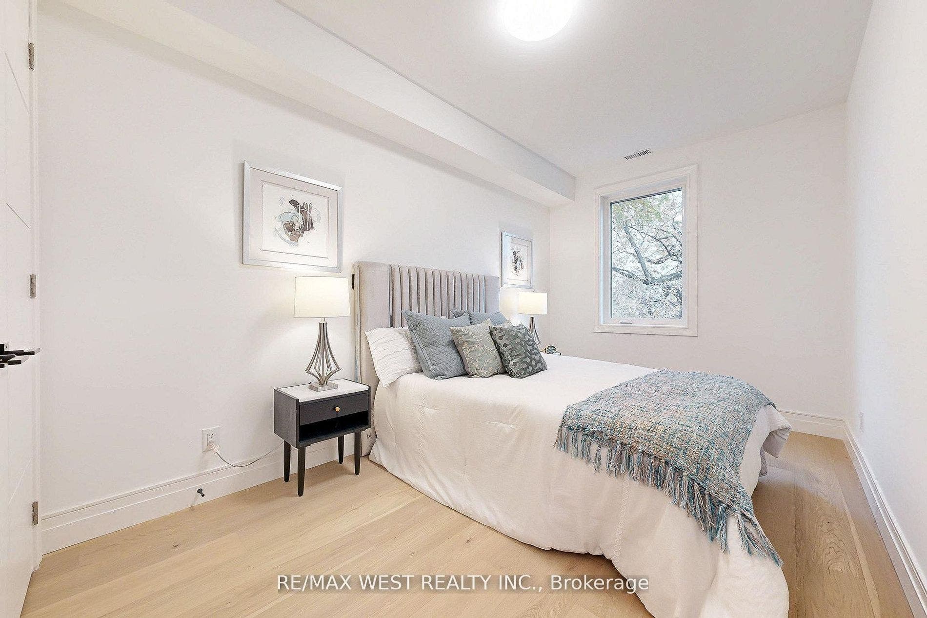 2639R Dundas Street W, #3, Toronto W, Toronto ON M6P 1X9 2639R Dundas Street W, #3, Toronto W, Toronto ON M6P 1X9