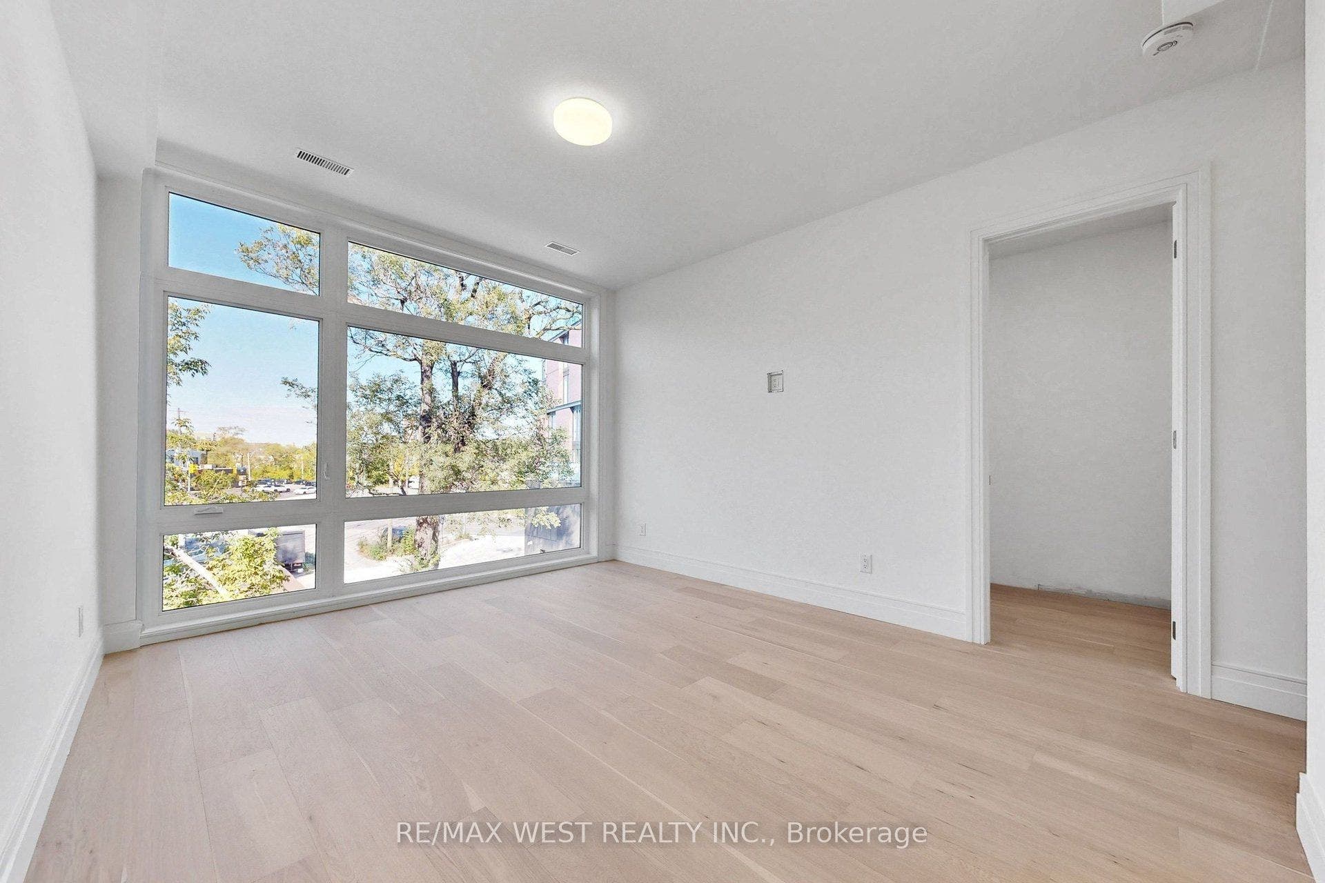 2639R Dundas Street W, #3, Toronto W, Toronto ON M6P 1X9 2639R Dundas Street W, #3, Toronto W, Toronto ON M6P 1X9