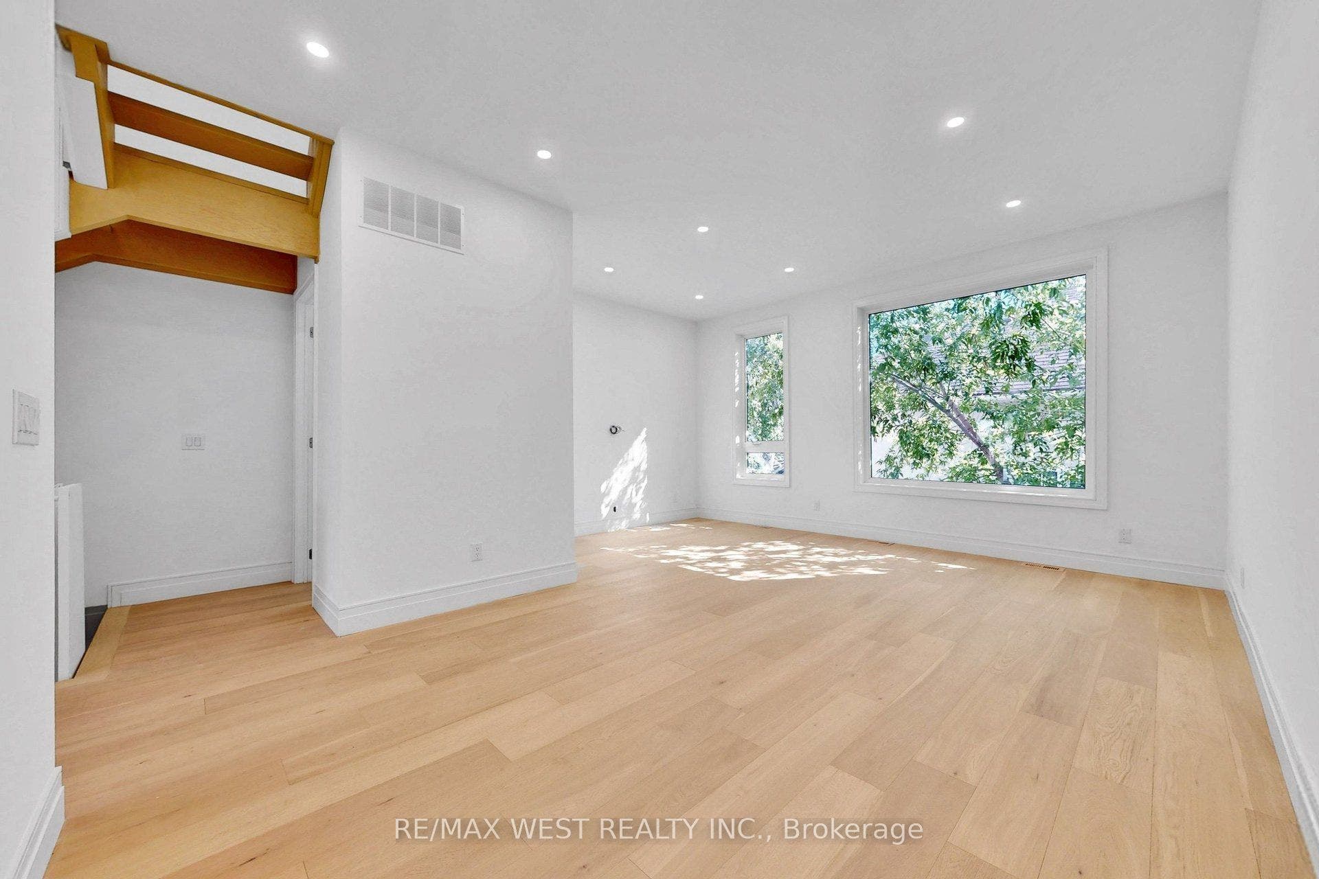 2639R Dundas Street W, #3, Toronto W, Toronto ON M6P 1X9 2639R Dundas Street W, #3, Toronto W, Toronto ON M6P 1X9