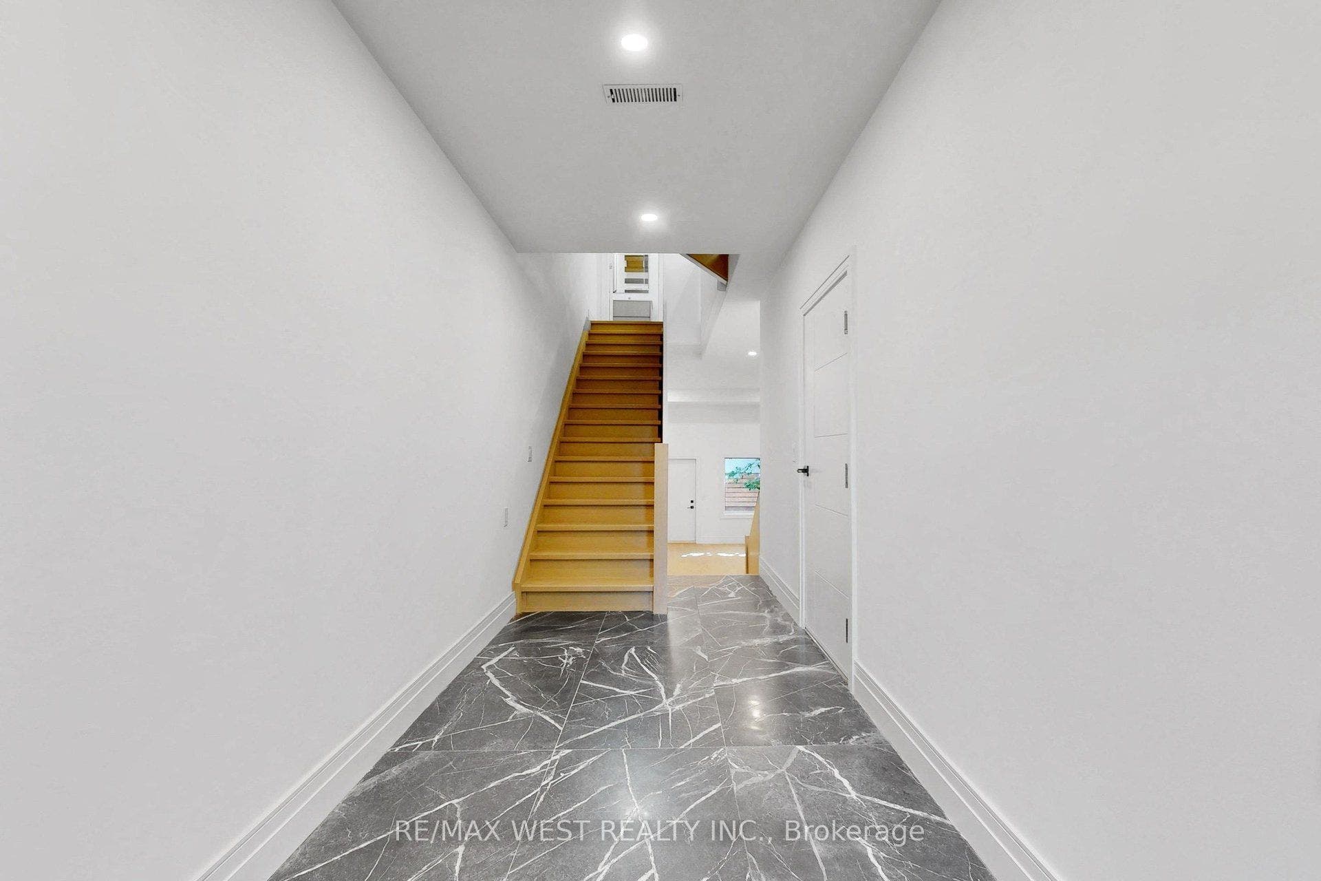2639R Dundas Street W, #3, Toronto W, Toronto ON M6P 1X9 2639R Dundas Street W, #3, Toronto W, Toronto ON M6P 1X9