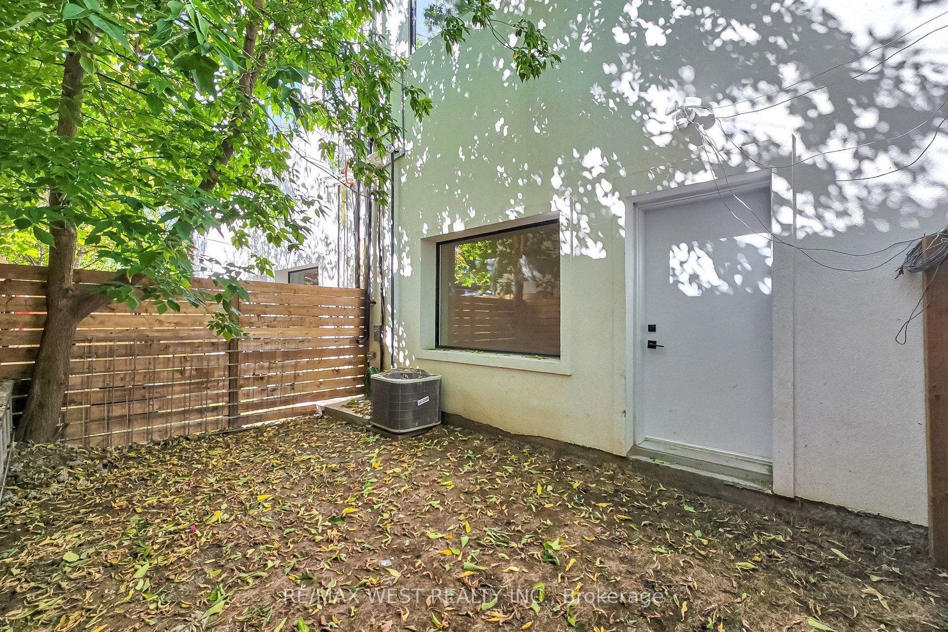 2639R Dundas Street W, #3, Toronto W, Toronto ON M6P 1X9 2639R Dundas Street W, #3, Toronto W, Toronto ON M6P 1X9