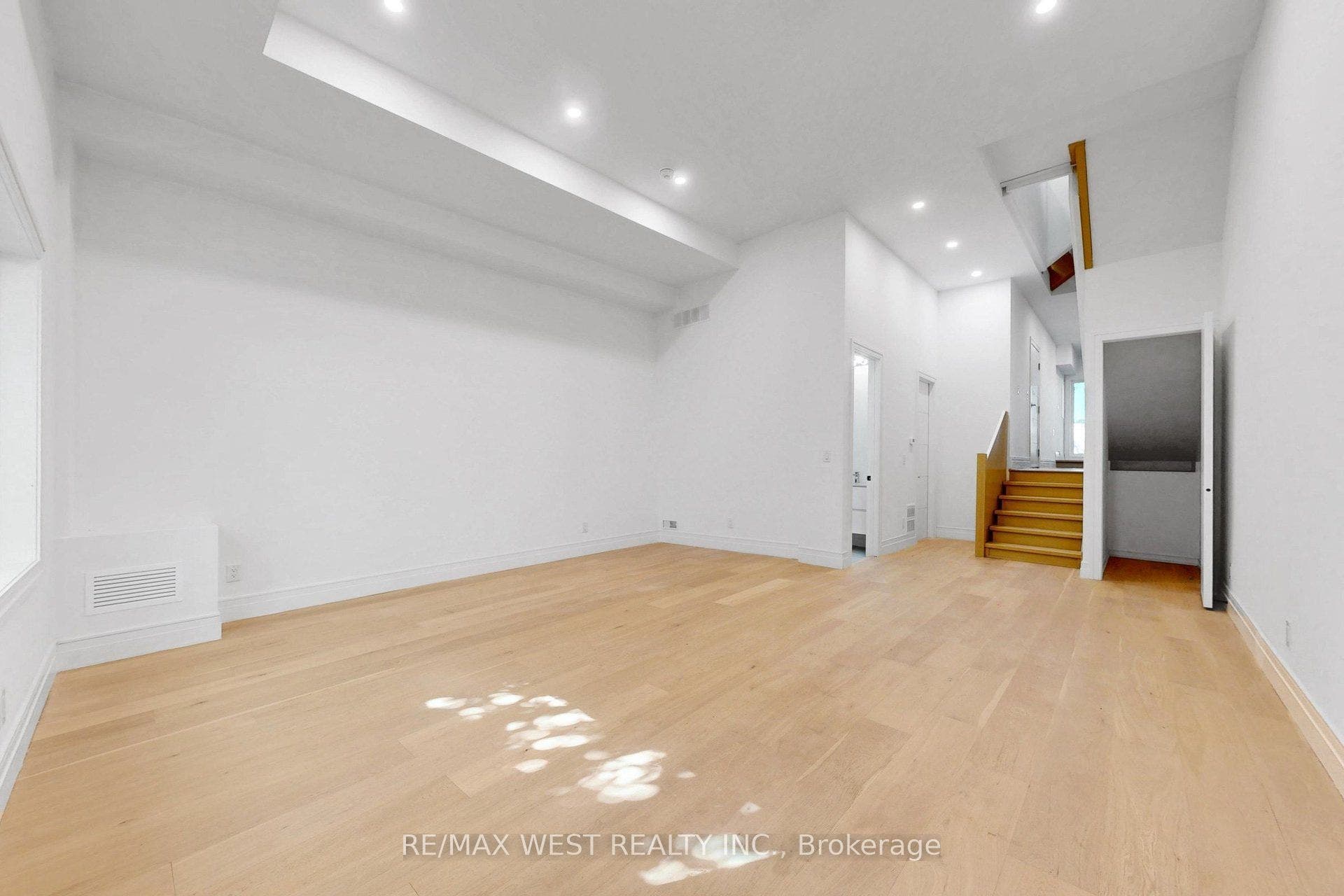 2639R Dundas Street W, #3, Toronto W, Toronto ON M6P 1X9 2639R Dundas Street W, #3, Toronto W, Toronto ON M6P 1X9